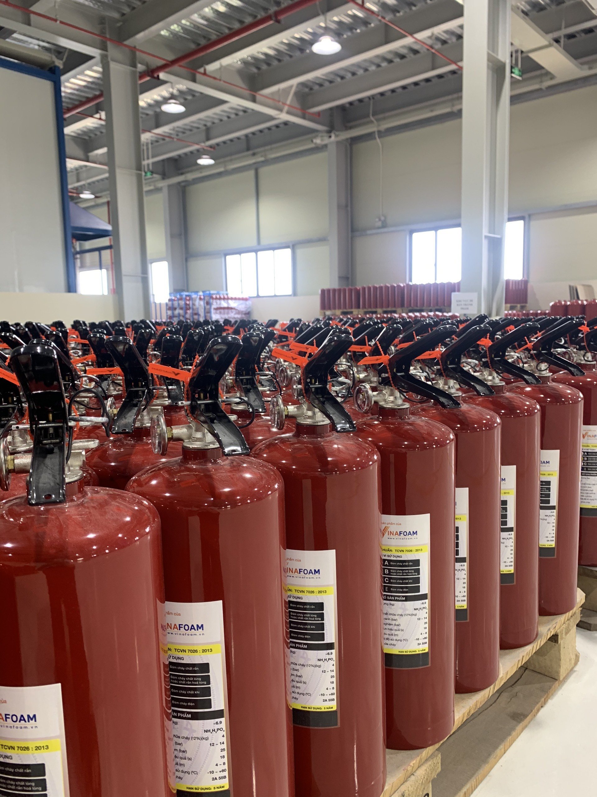 Fire extinguisher 4KG ABC Fire Extinguishing Powder Fire distinguish From Vinafoam Vietnam