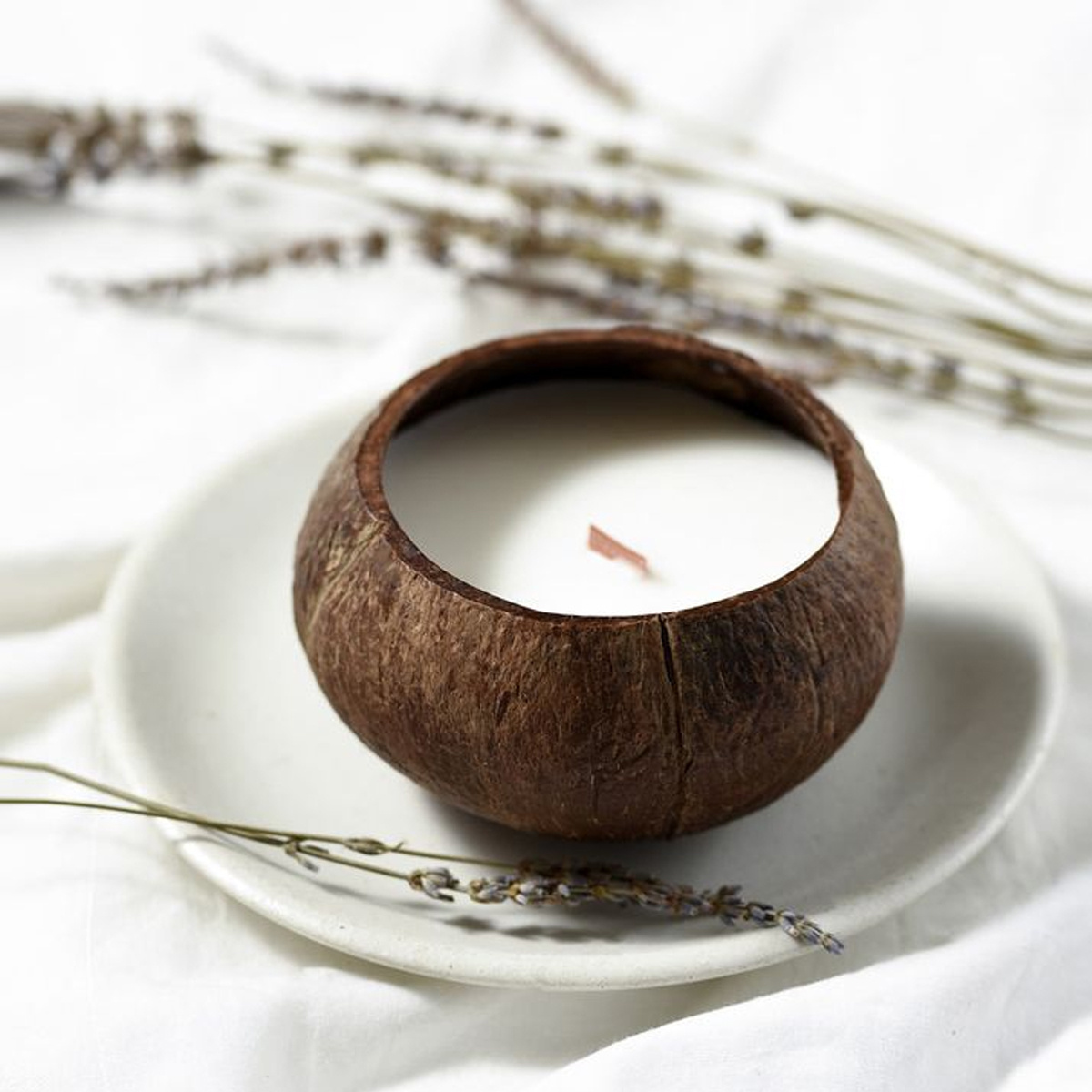 Wholesale Luxury Artistic Unique Natural Creative Coconut Shell Candle Home Decor Christmas Gifts Scented Candle