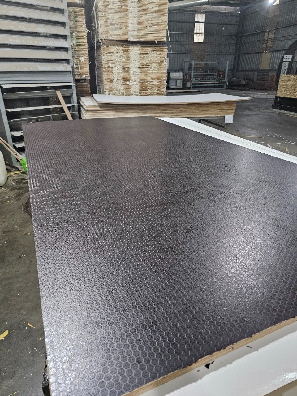 Wholesale price Hexagon black color Anti-Slip Film Face Plywood Sheet waterproof for vehicle and commercial flooring