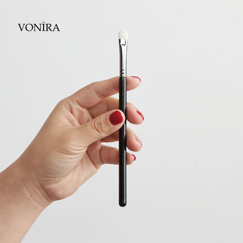 Vonira VHQ-138 Flat Medium Eye Shadow Eye Shader Brush With Silver Copper Ferrule Black Handle Custom Private Label Service