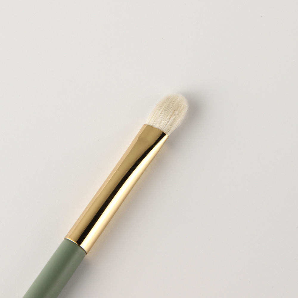 Vonira GHF-117 Premium Quality Medium Fluffy Eye Shader Brush with Gold Copper Green Wood Handle Custom Private Label