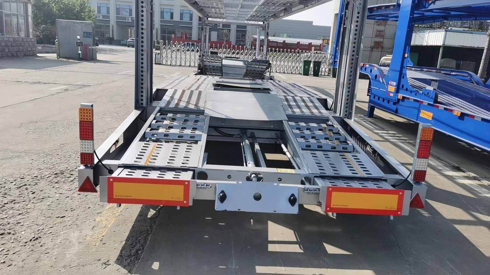 China Standard Semi-Trailer Type Truck Trailer with Good Carrier Air Suspension and Steel Material