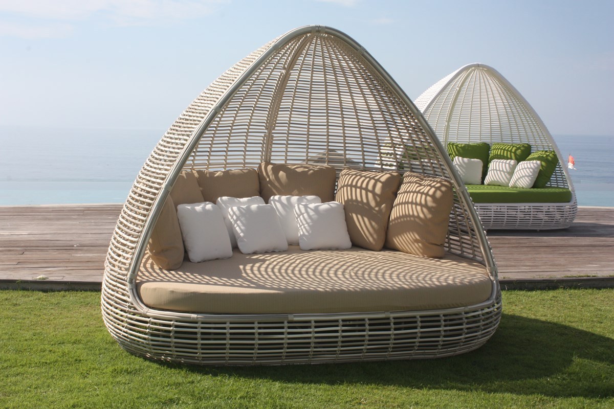 PE rattan oversize outdoor furniture garden big sunbed round daybed