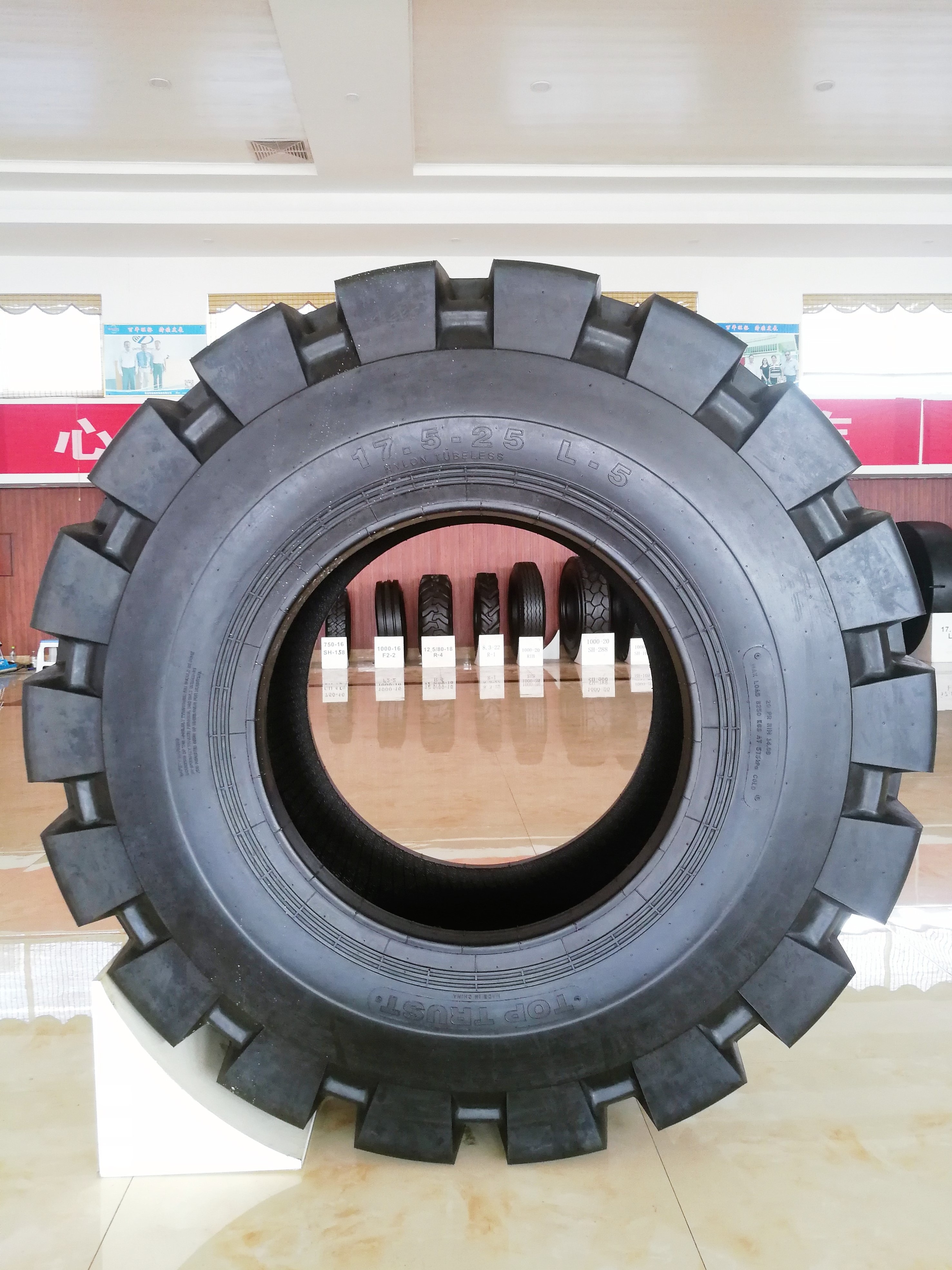 WANGYU L-5 20.5-25 OTR China Supplier Loader Tires