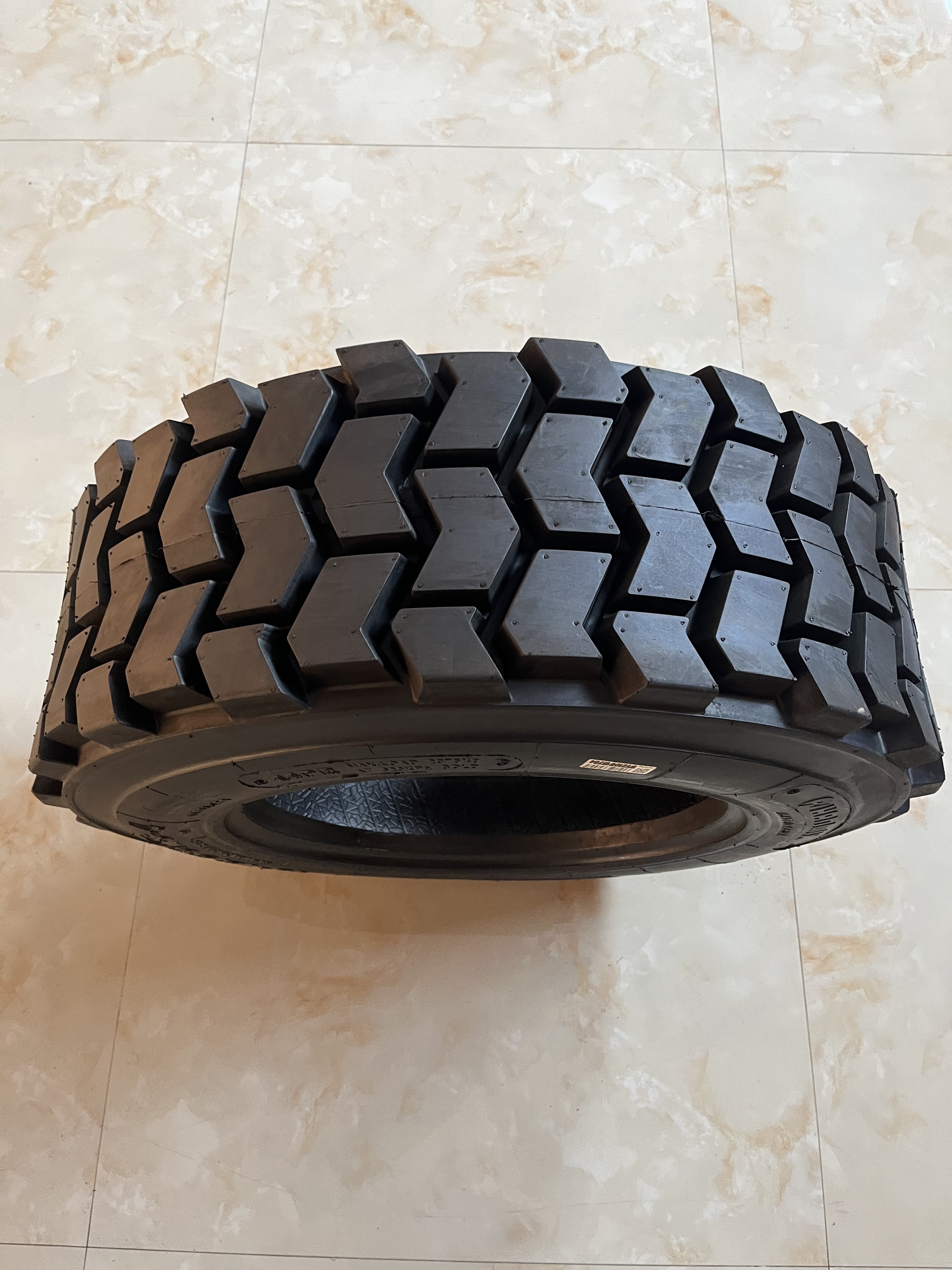 Low MOQ Bias Tyre Skidder tire SKS 12 16.5 llantas 10 16.5 tyres