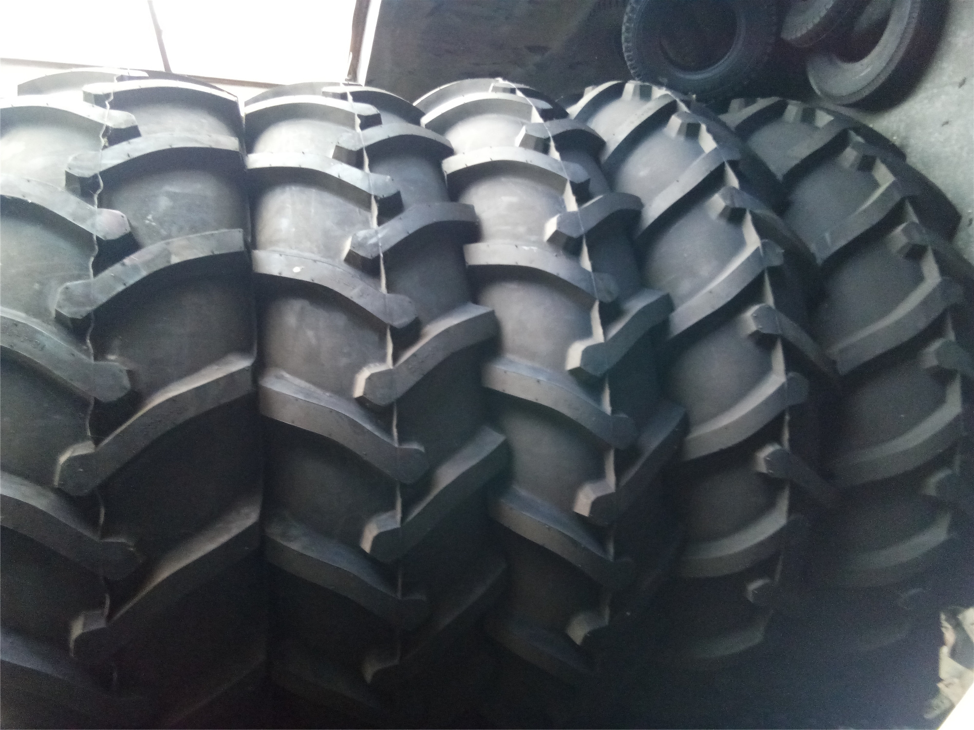 R1    16.9-28   Farm Use Agricultural Tractor Tire (18.4-38,18.4-34,18.4-30,16.9-34,16.9-30)