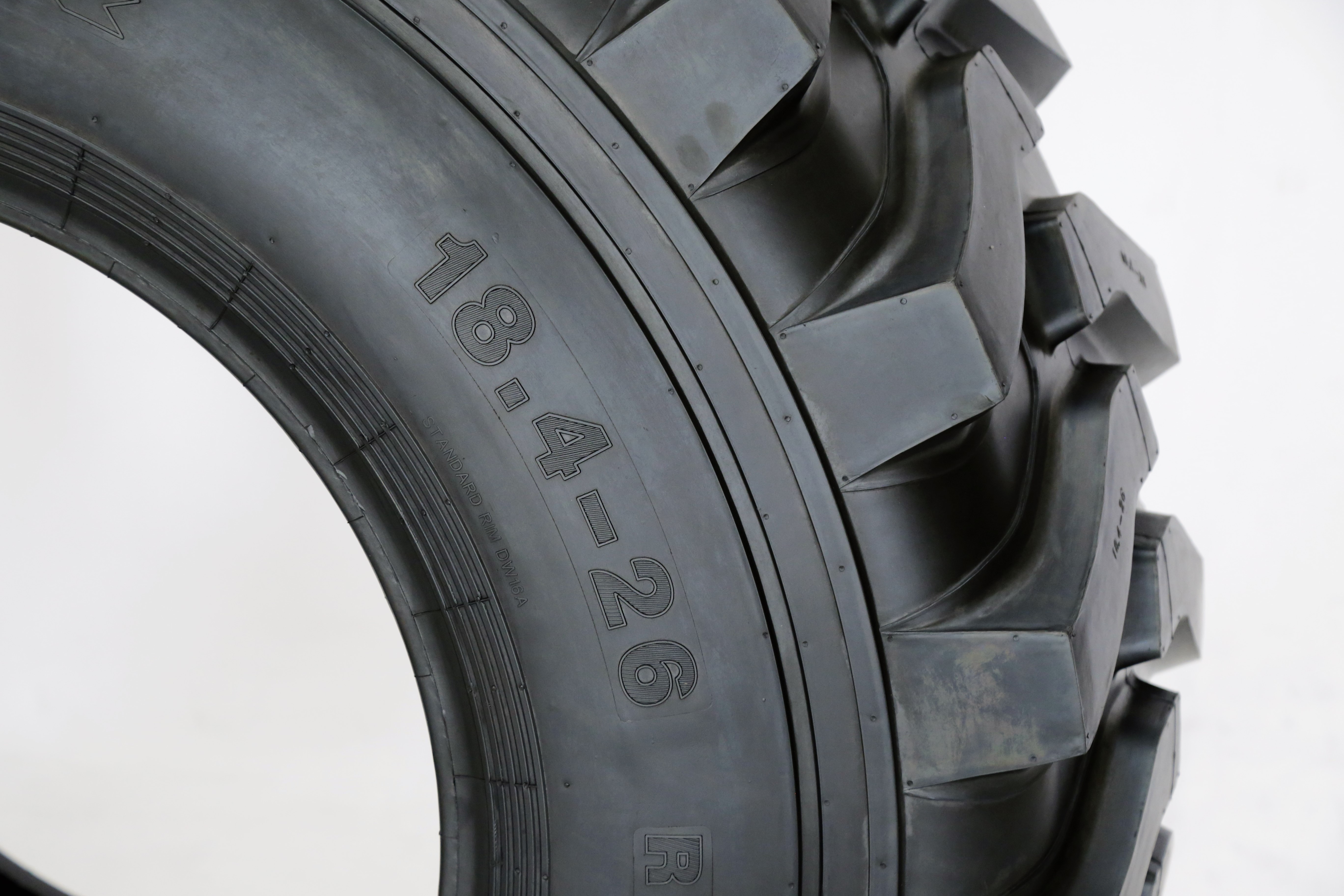 Industrial Pneumatic forklift Tire R4 Backhoe tyre  18.4-26 18.4 26