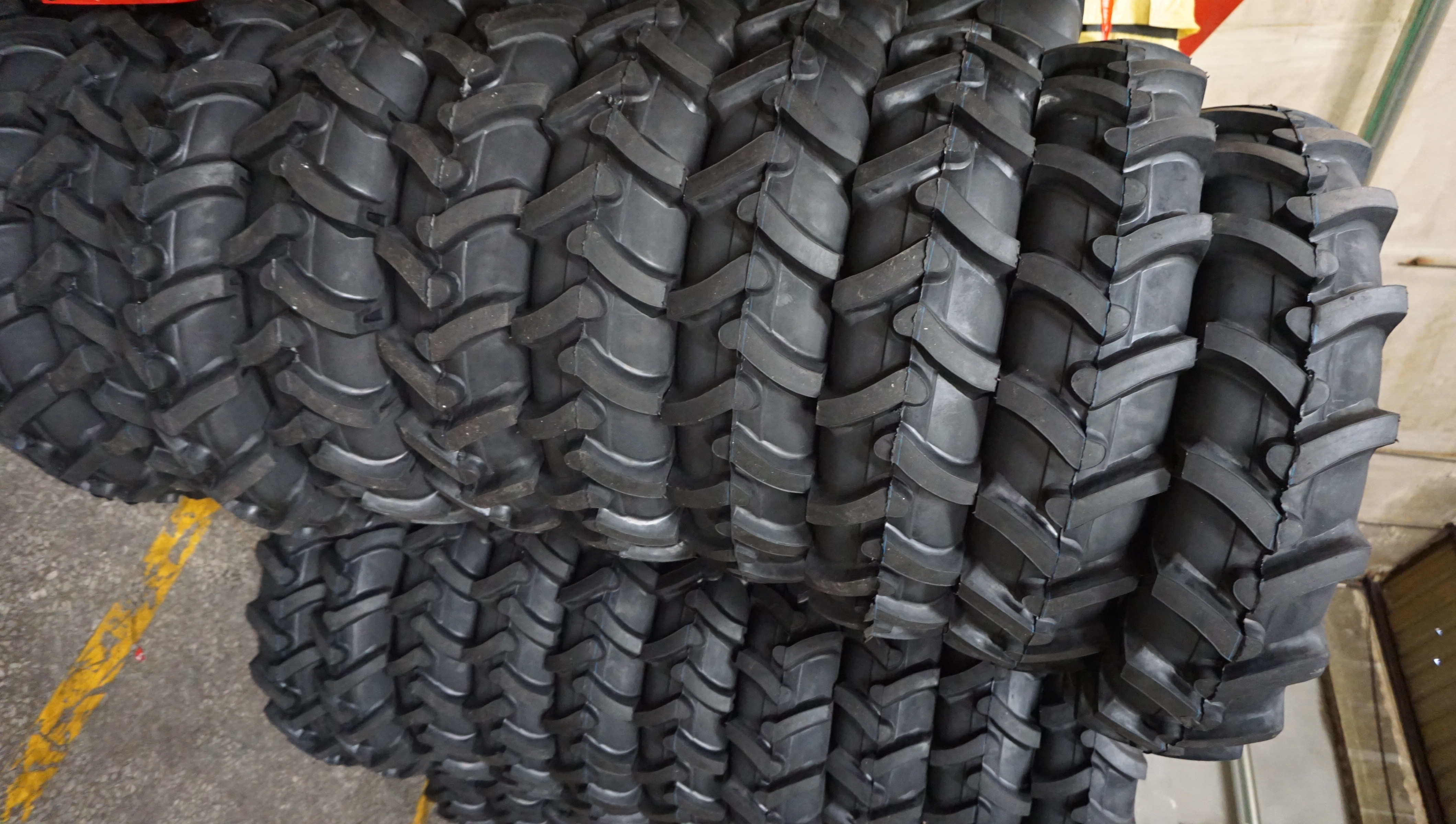 Chinese Brand Top Trust Size 14.9-28-12Pr-Tt-R1 Black Agricultural Tyres