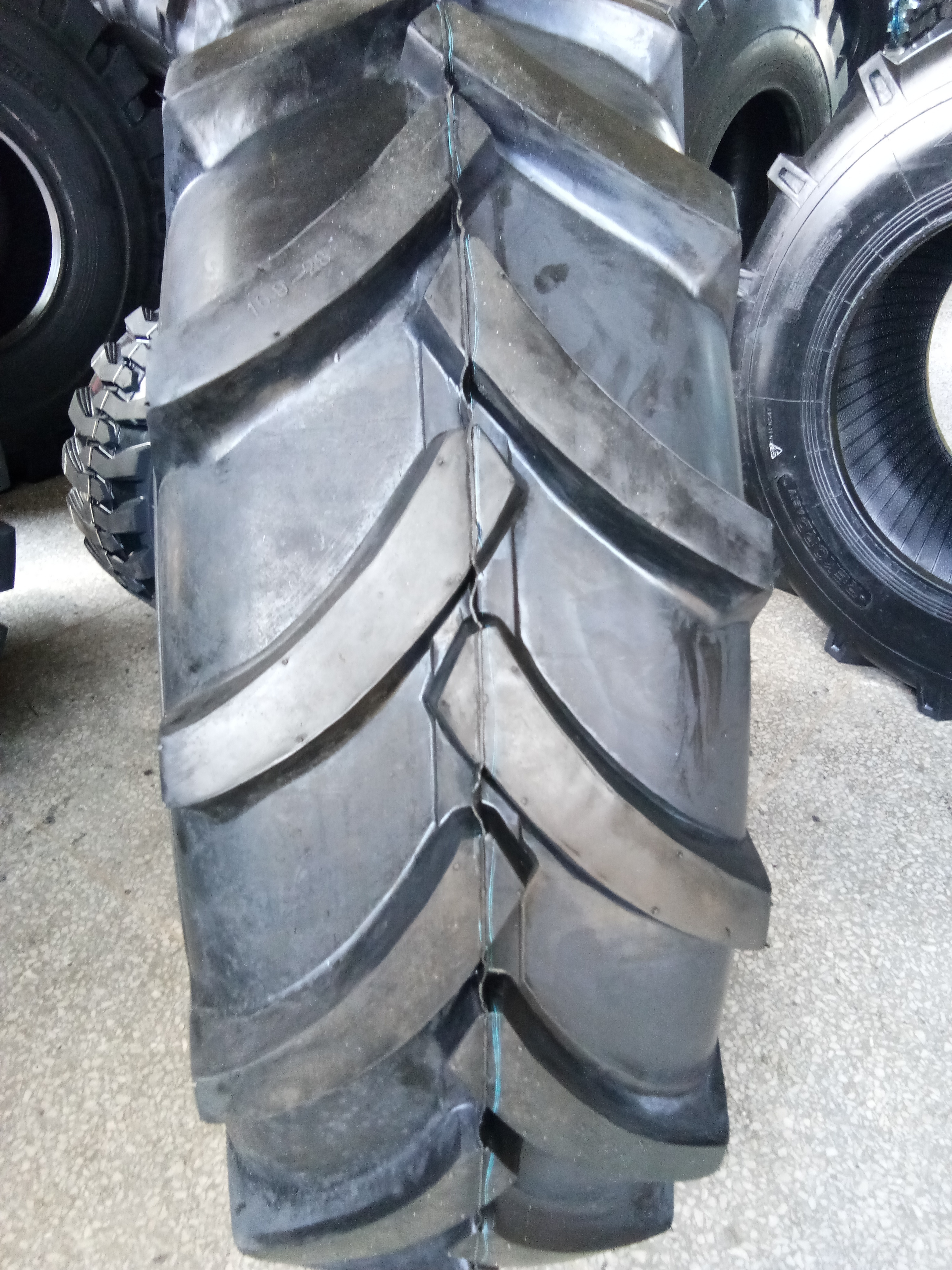 Good quality Agricultural tire Tractor Tire R1 R2 pattern 16.9 28 16.9 24 16.9 34