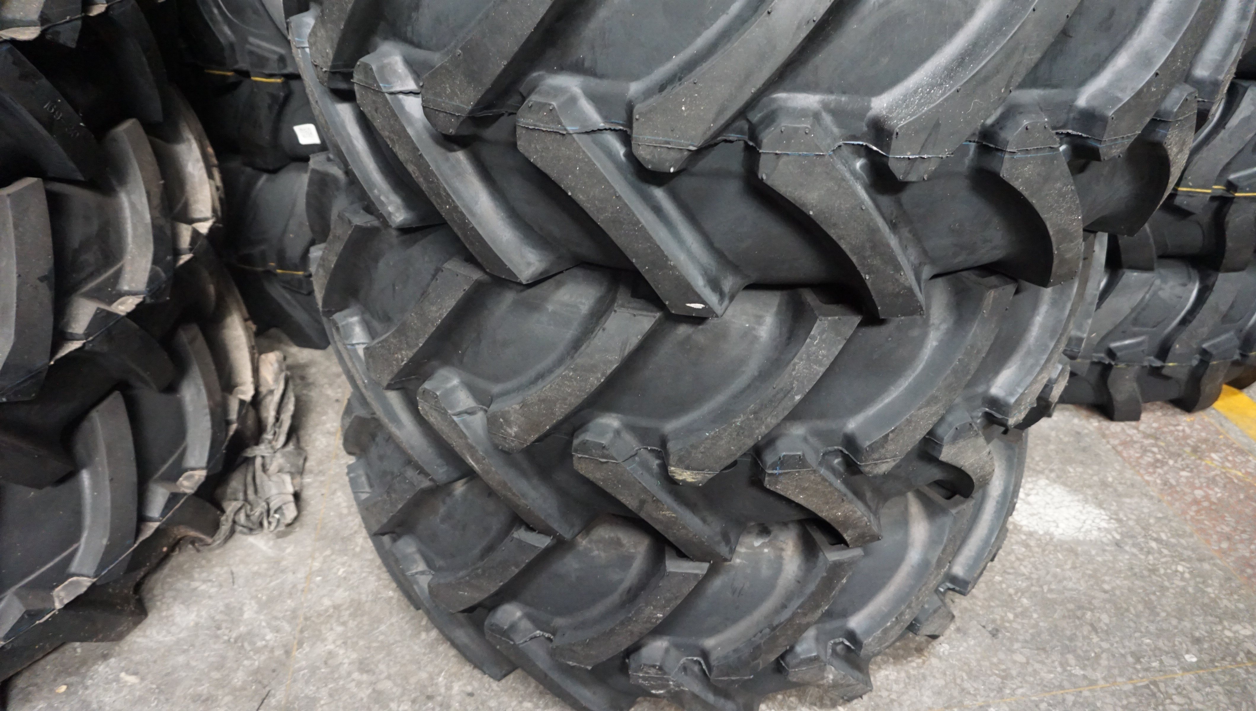 Chinese Brand Top Trust Size 14.9-28-12Pr-Tt-R1 Black Agricultural Tyres