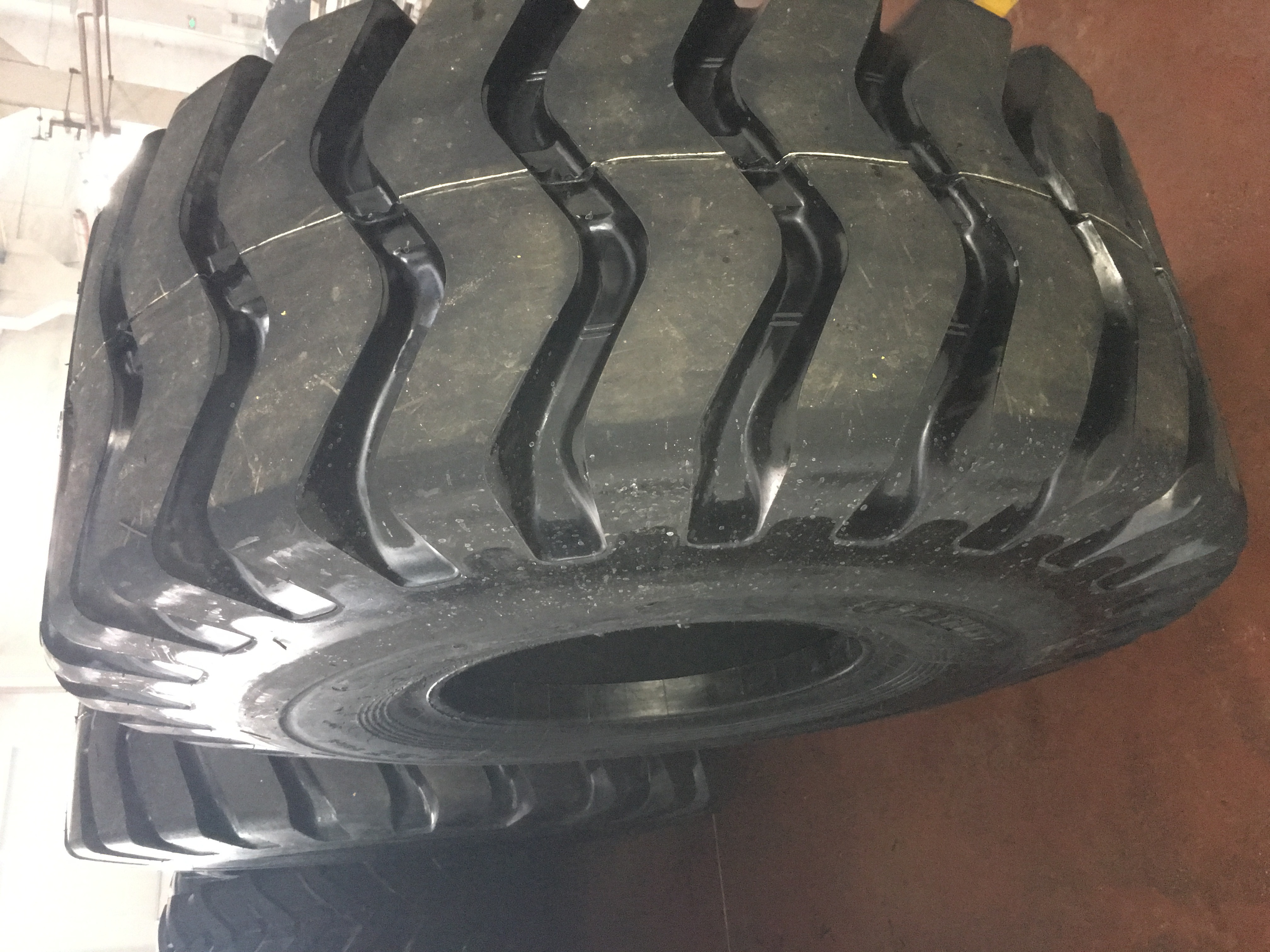 OTR Tyres Suitable for Heavy Dump Trucks Excellent Heat 26.5-25-24 Tyres