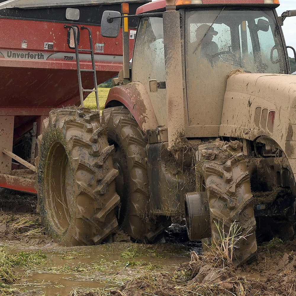 Chinese Superior 750-16 750/16 R2 Deep Tread Pattern Paddy Rice Mud Feild Soil Agricultural Tractor Tires For Sale