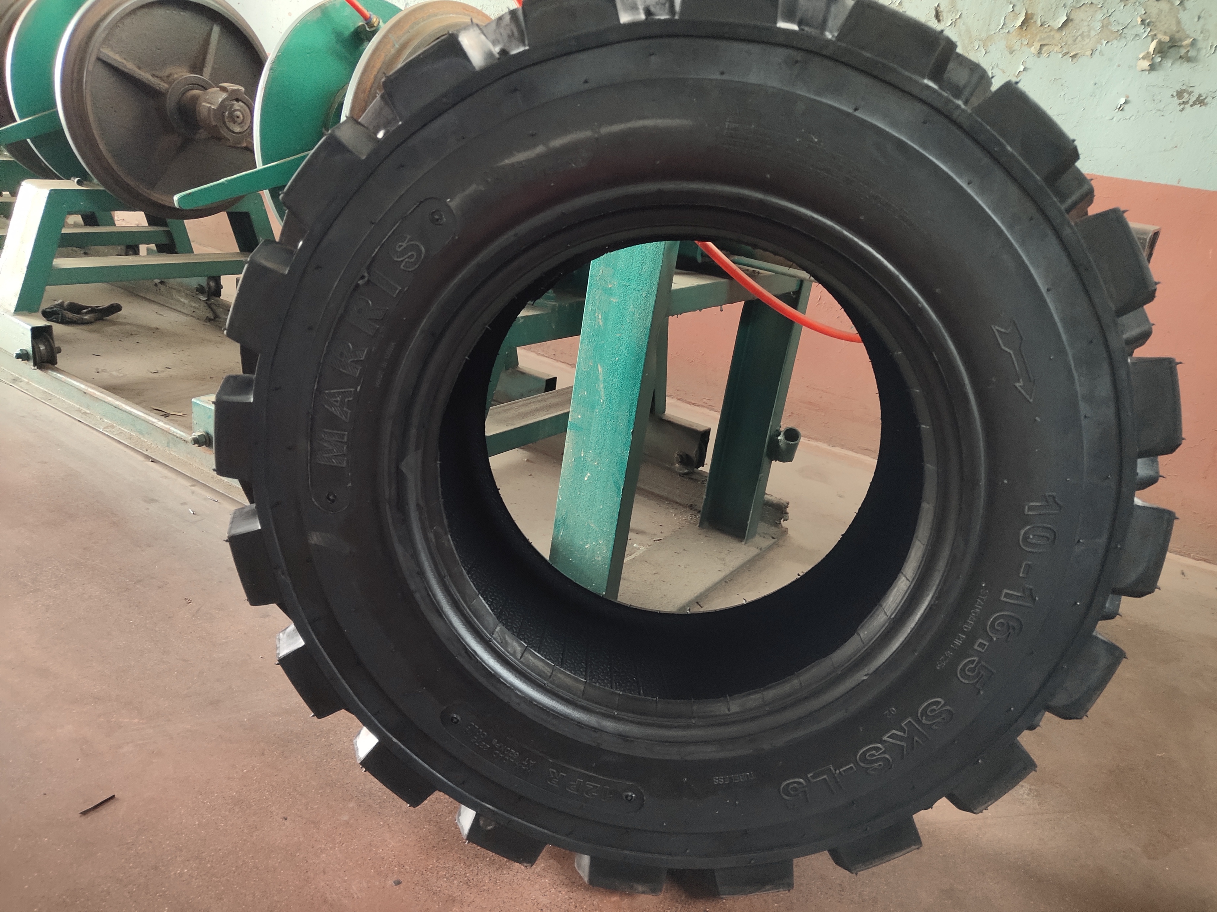 chinese factory new pattern SKS-L5 skid steer industrial tubeless tyre 10-16.5