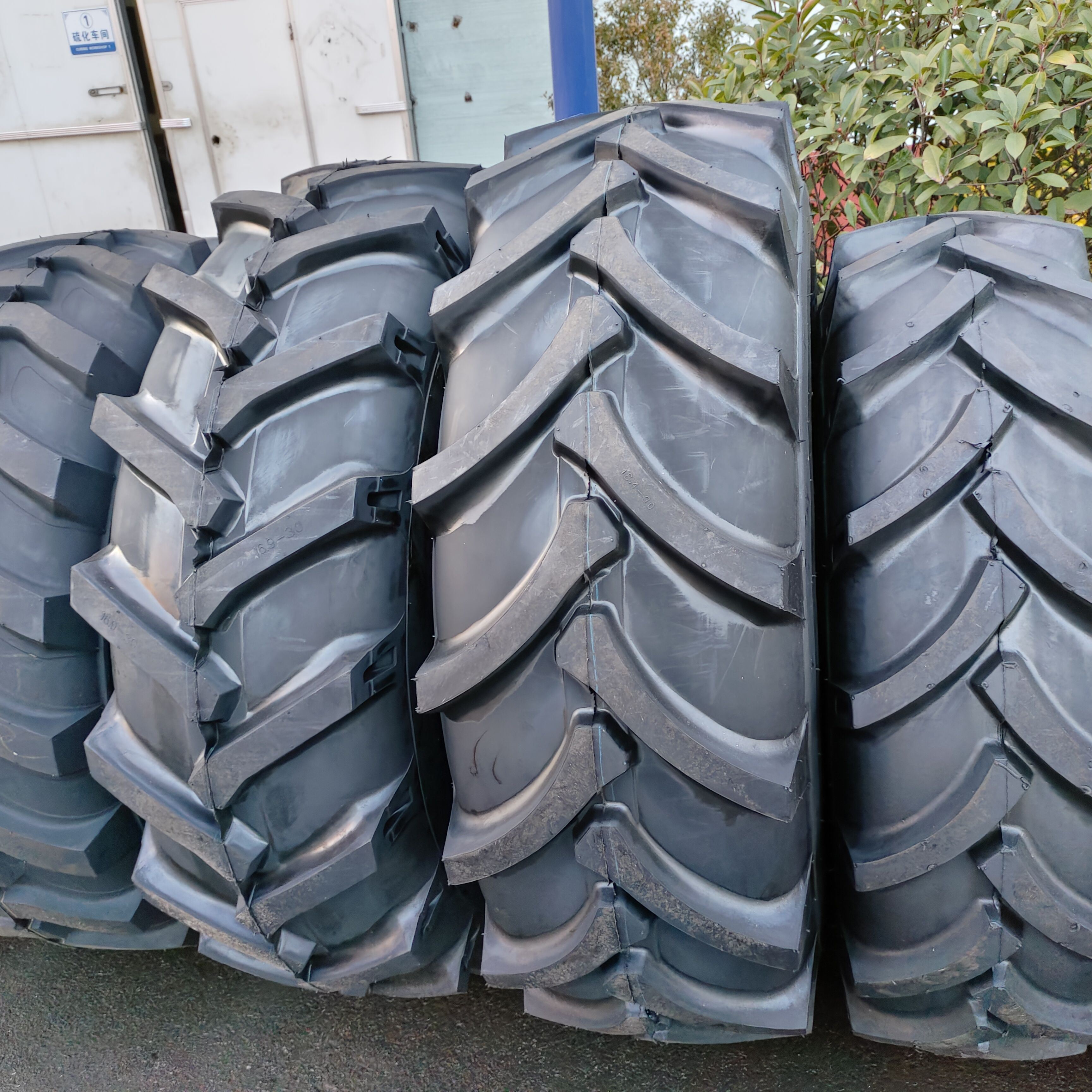 R1 18 4 34 Bias tyre Pneus de tracteur agricole pneu for Farm machinery