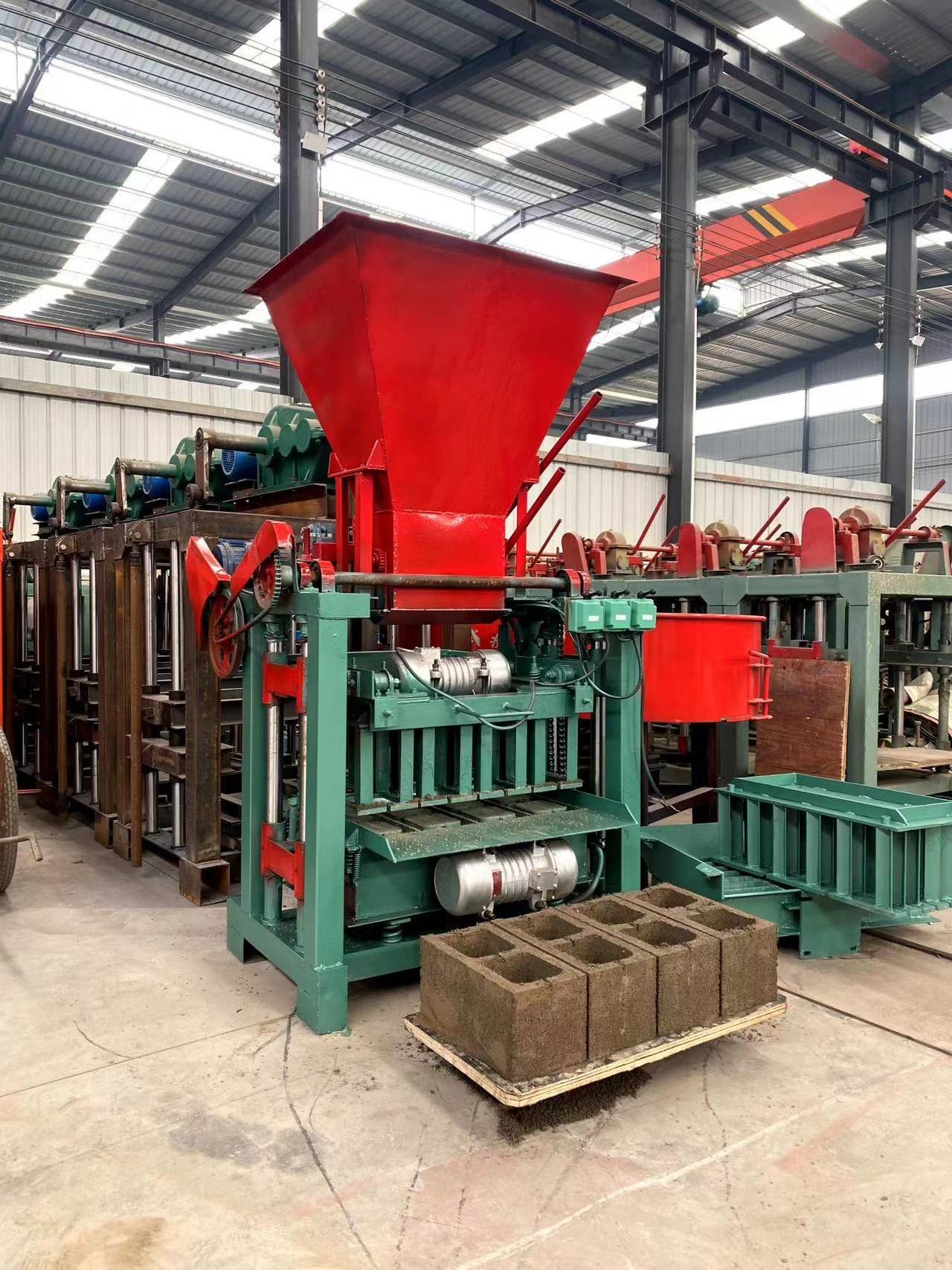 Electric Motor Chain Lifting Brick Making Machine with Hopper Hollow Block Making Machine for Cement in Ghana