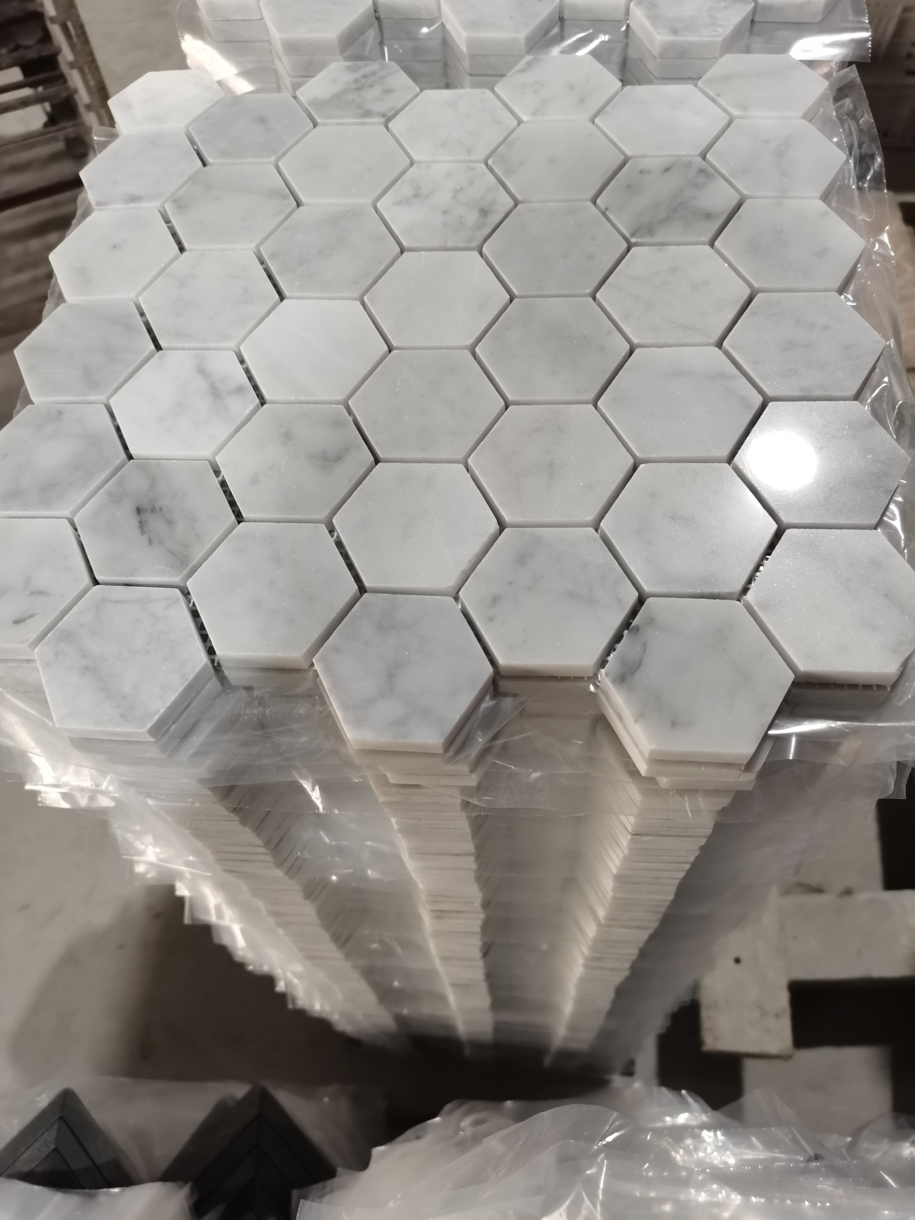 Carrara White Marble Color Sliced Marble Stone Tile Hexagon Mosaic for Backsplash and Garden Flooring