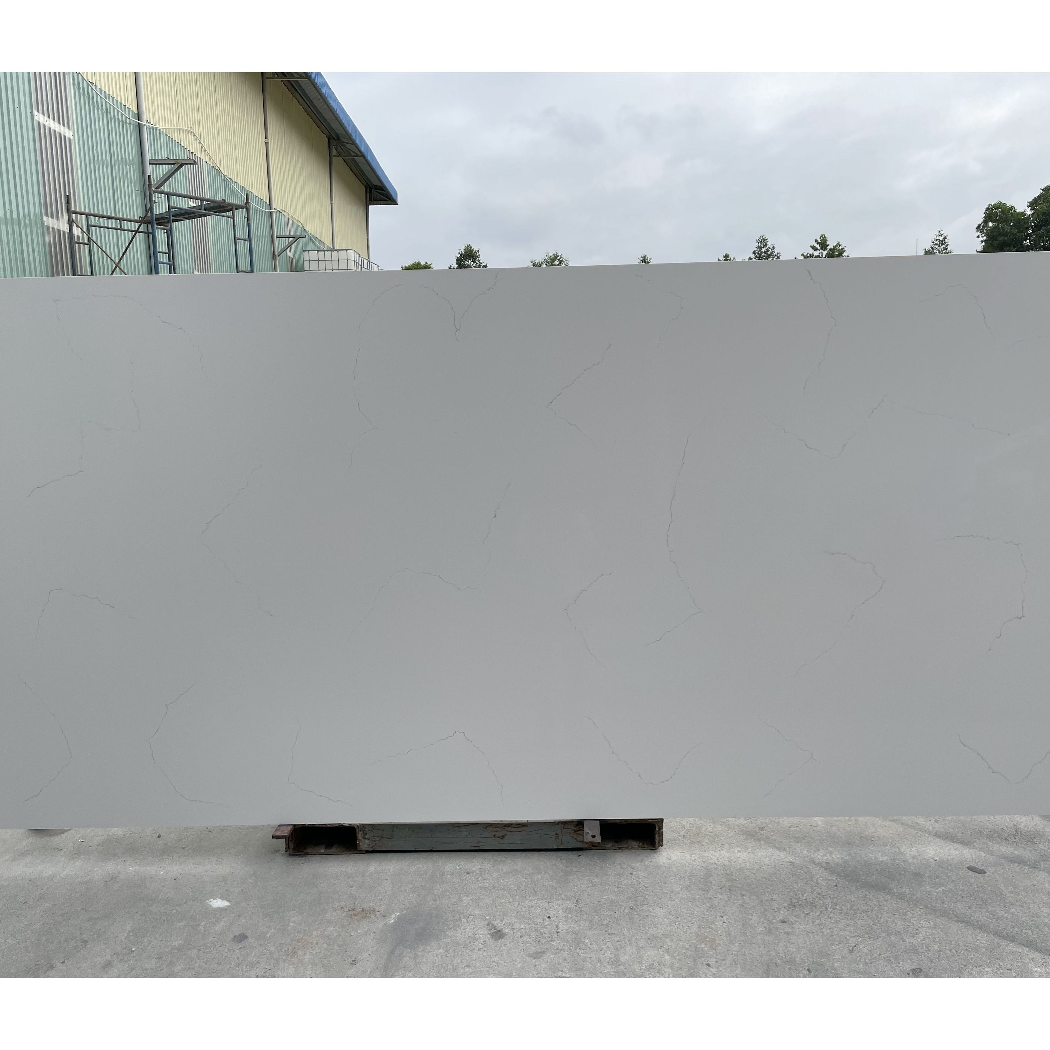 2cm 3cm Thickness White Calacatta Quartz Slabs with Veins Made in Vietnam Factory for Countertops of Kitchens and Dinning Tables