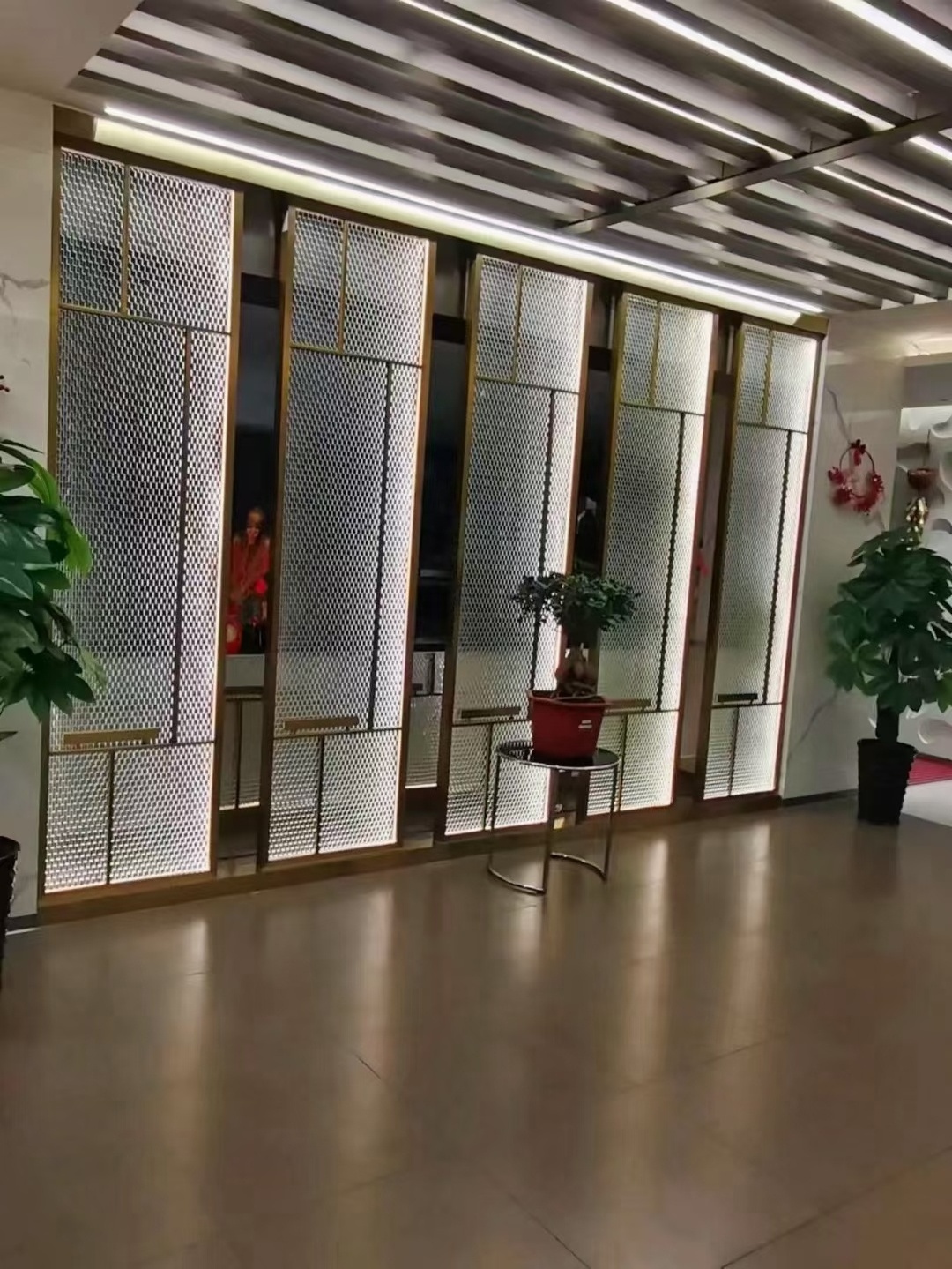 Luxury Hotel Restaurant Floor Screen Stainless Steel Metal Frame Curved Glass Partition Wall For Salon