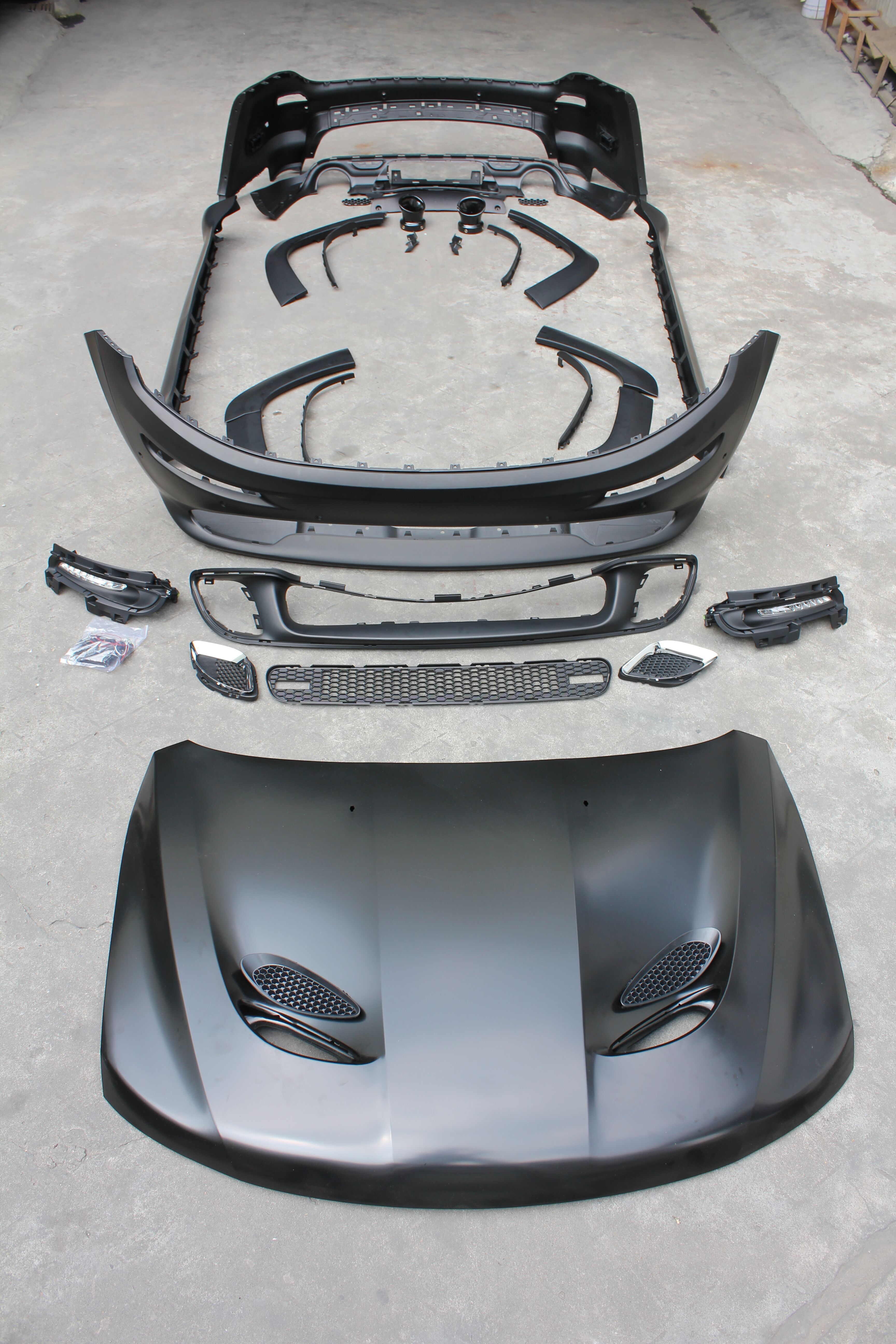 body Kit for Jeep Grand Cherokee Srt8 with hood and front bumper