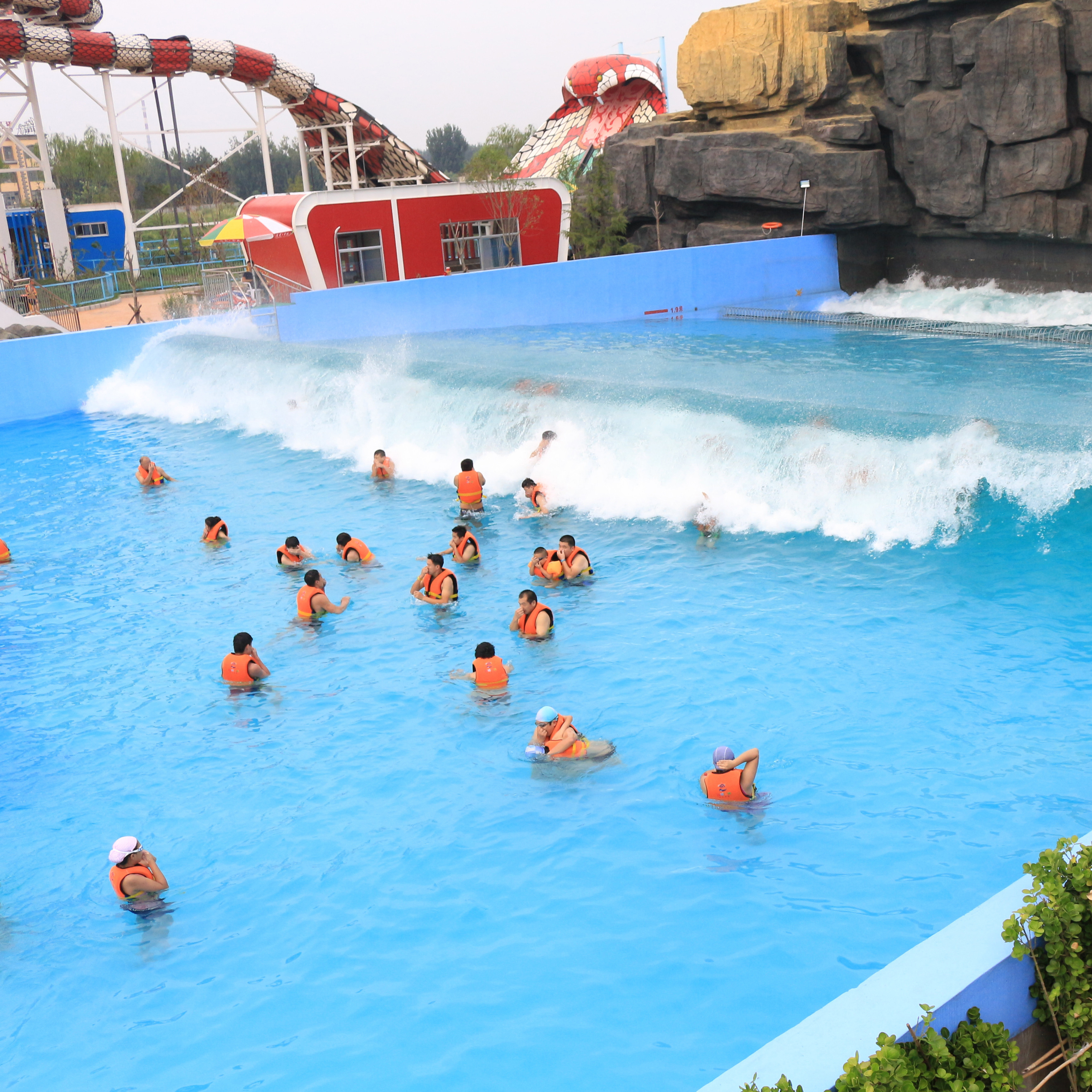 Large water park swimming pool artificial wave machine