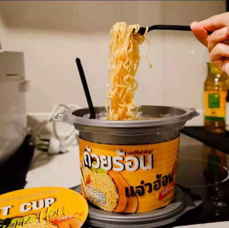 Hot Cup Jeaw Hon Instant Noodles Thailand Flavor Delicious Self Heating Hot Pot Quick & Easy No Fire Can Eat