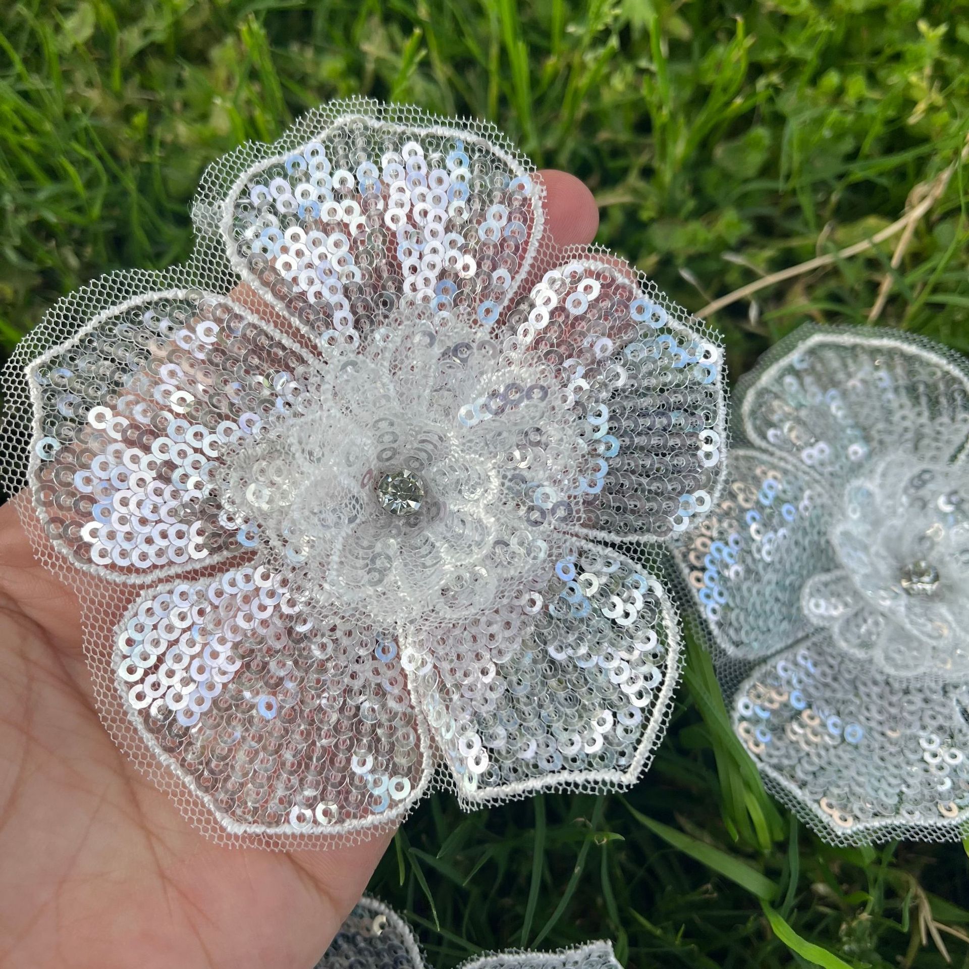 Wholesale White Sequins Flower Patches DIY 3D Beaded Small Flower Appliques for bridal wedding dress