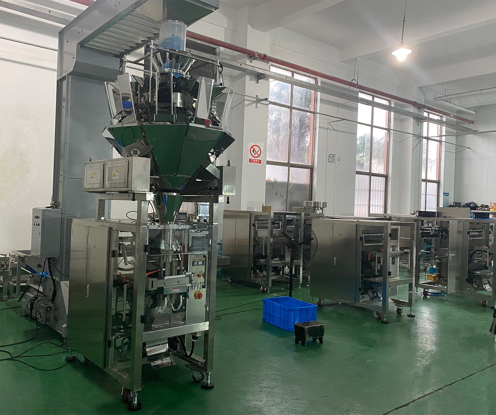 VFFS PLC Control Cookies Biscuit Weighing Filling Potato Chips Packing Snacks Packaging Machine Vertical with Nitrogen