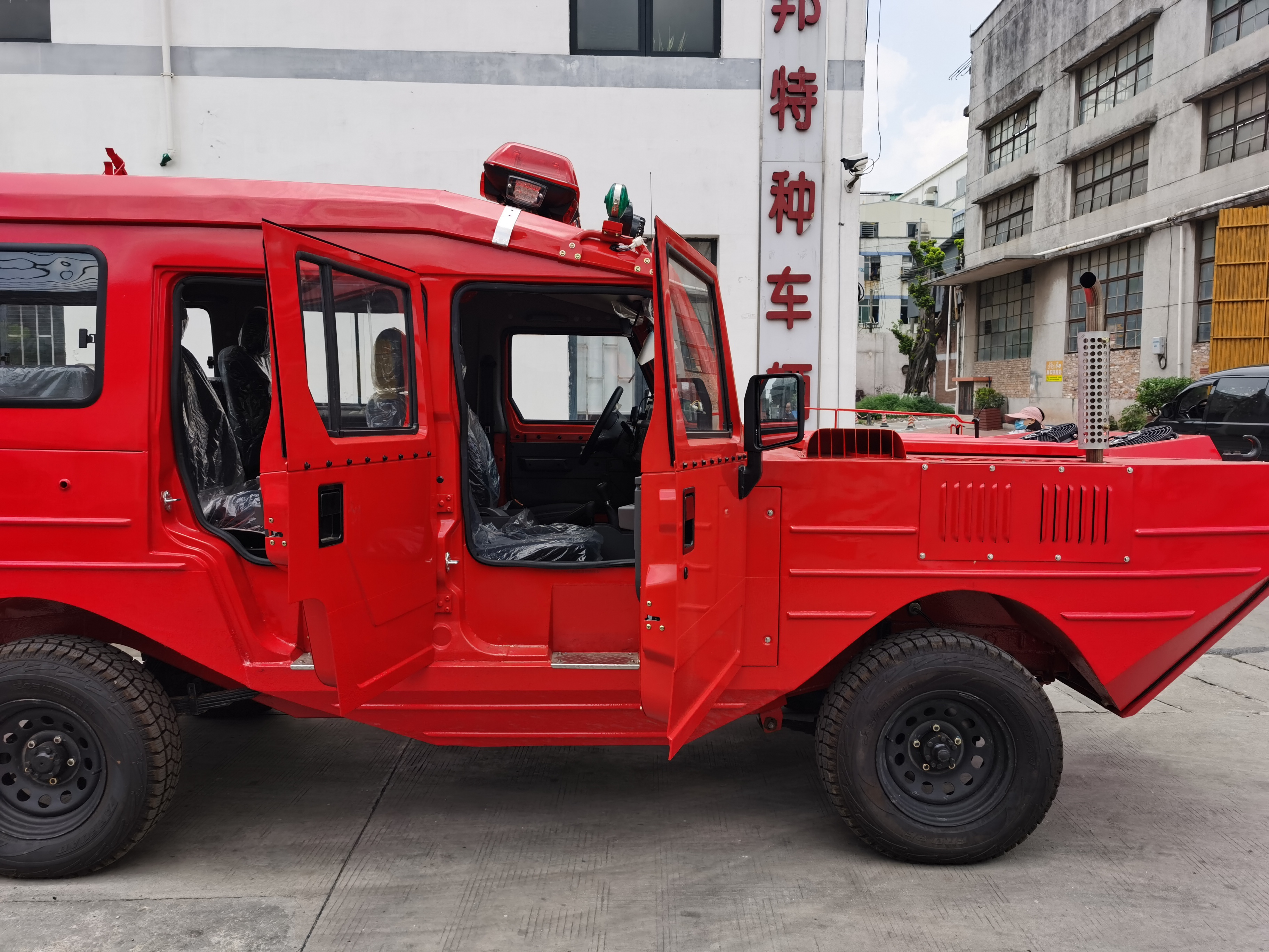 New Fire Fighting Equipment Vehicle Water Amphibious Vehicle Fire Truck Fire Fighting Truck For Sale 4x2 4x4 6x4