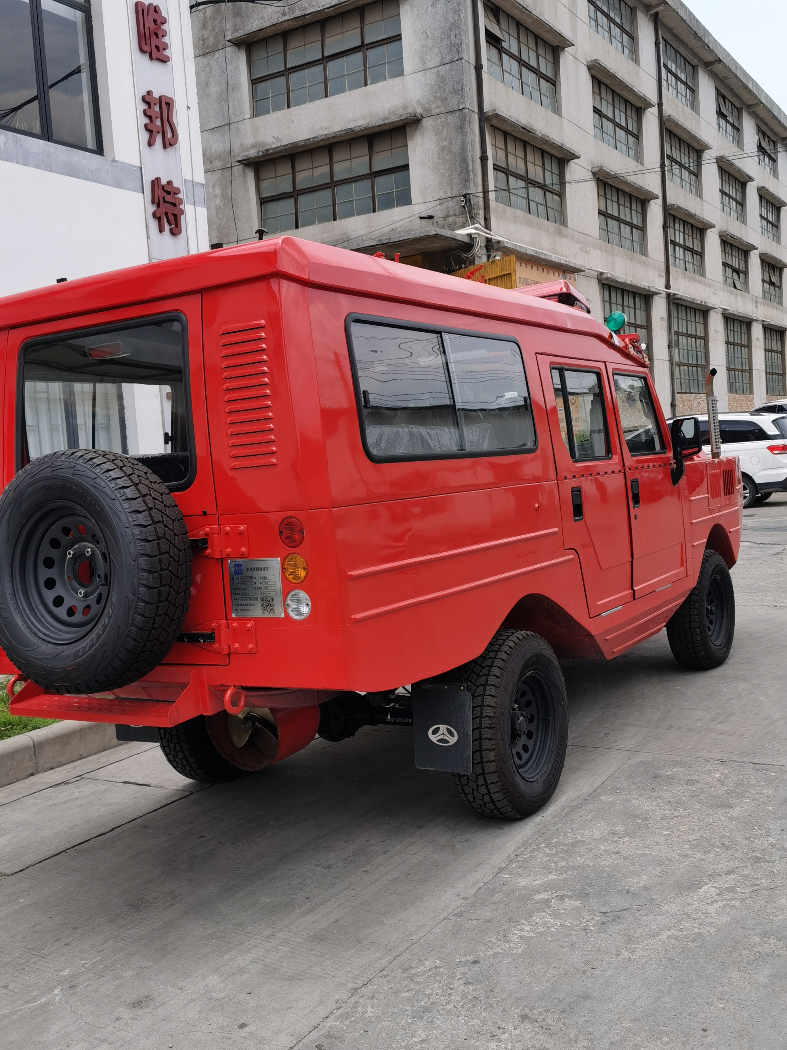 New Fire Fighting Equipment Vehicle Water Amphibious Vehicle Fire Truck Fire Fighting Truck For Sale 4x2 4x4 6x4