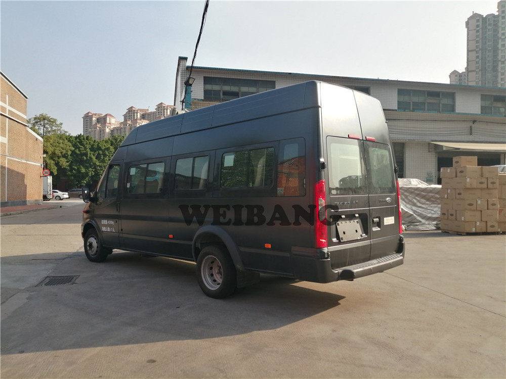 Made in China Iveco 4x2 4x4 Personnel Carrier Vehicle Mini Bus Ship Personnel Transfer Carrier