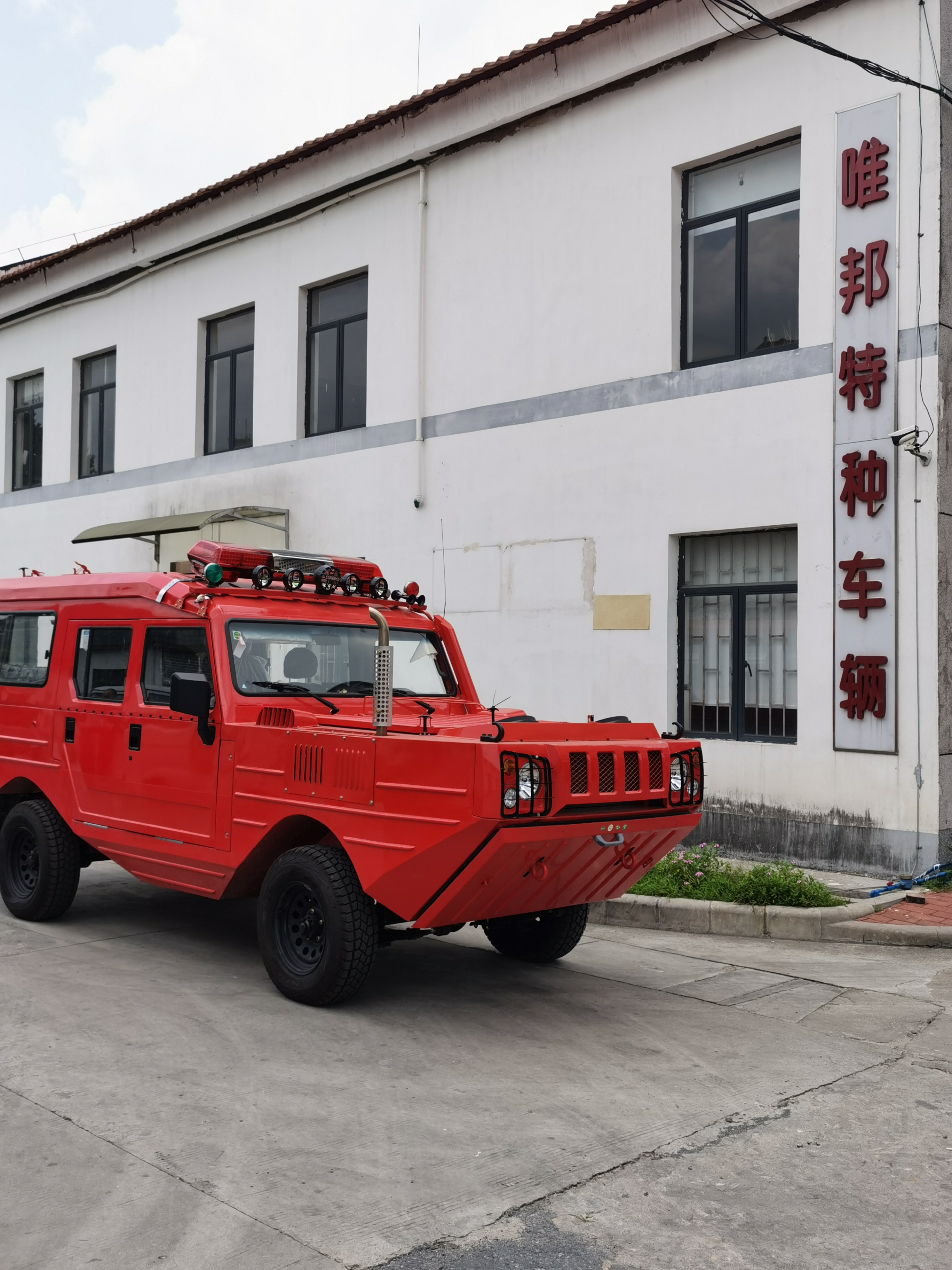 New Fire Fighting Equipment Vehicle Water Amphibious Vehicle Fire Truck Fire Fighting Truck For Sale 4x2 4x4 6x4