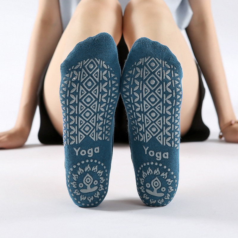 OEM Wholesale Women Fashion sport cotton Breathable Custom Non Slip Crew Grip Anti Slip Pilates Yoga Socks