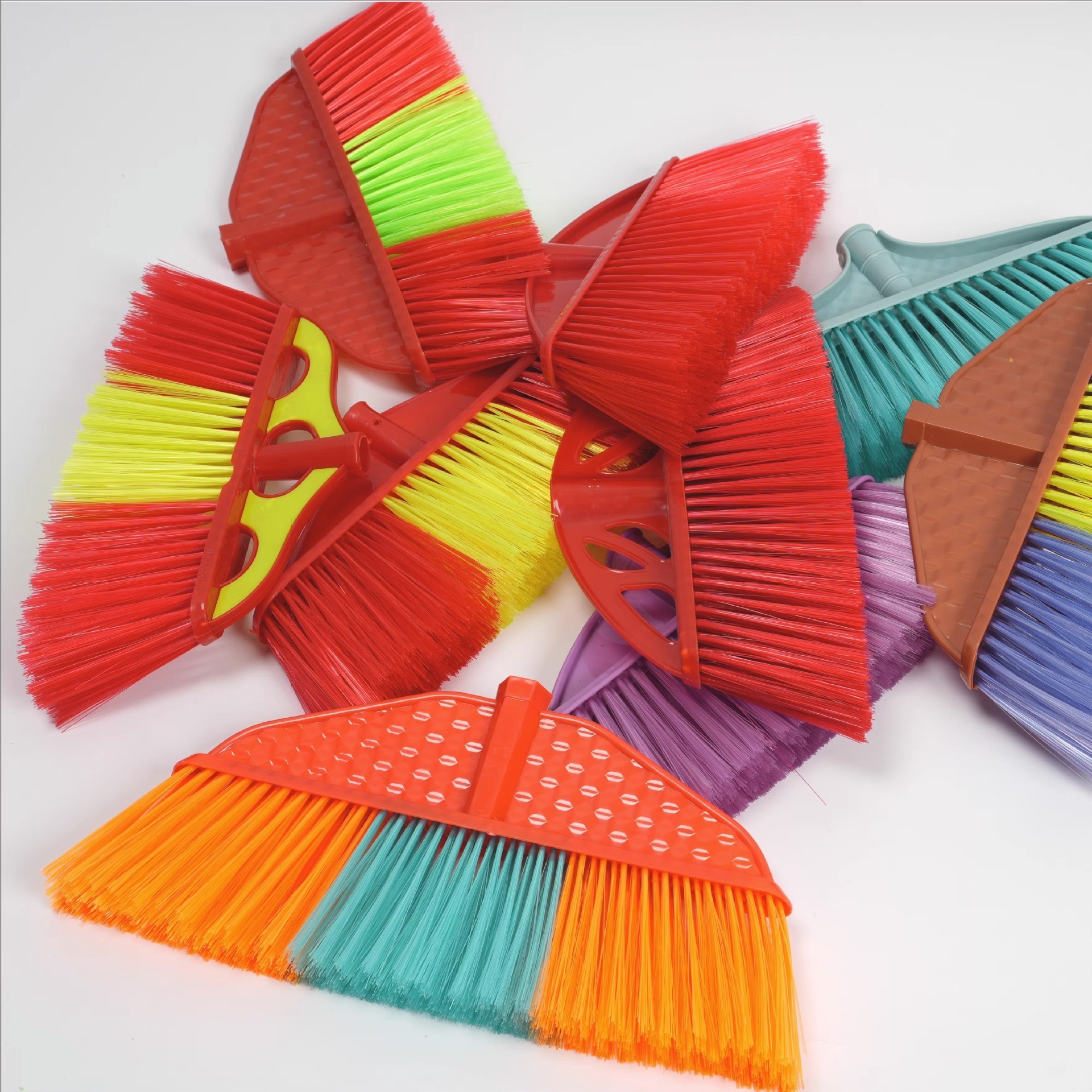 Hot-Selling Environmentally Friendly Materials Durable Lightweight Plastic Broom Heads With Wooden Handle