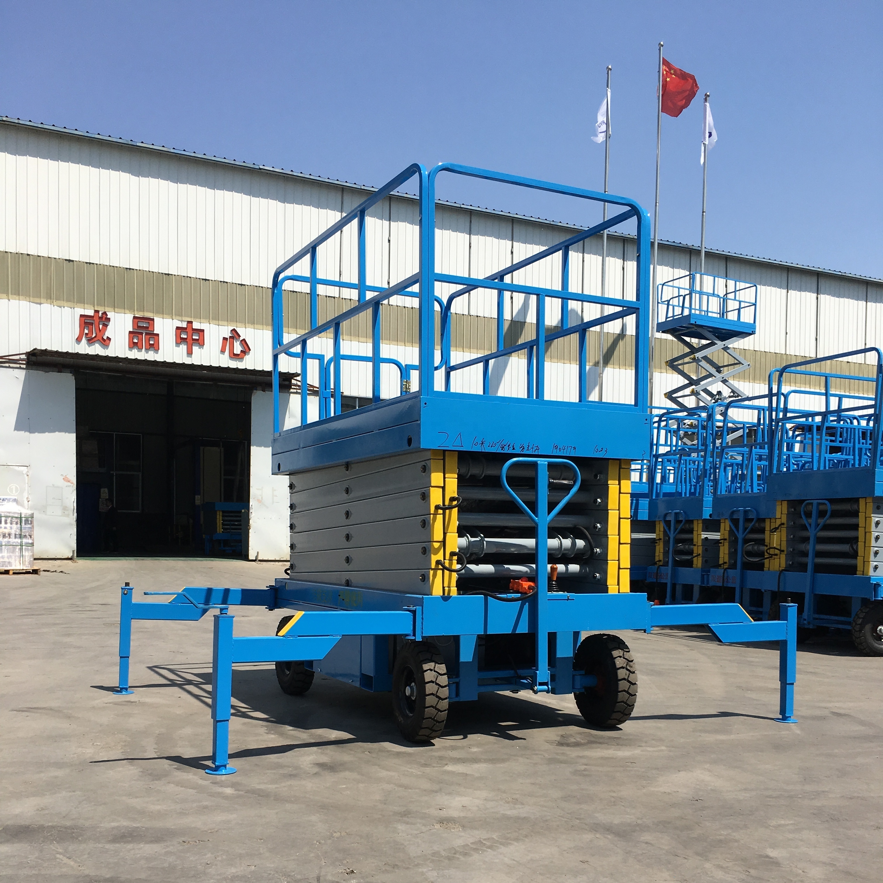 electric hydraulic lift mobile scissor lift platform aerial work platform with assisted walking device