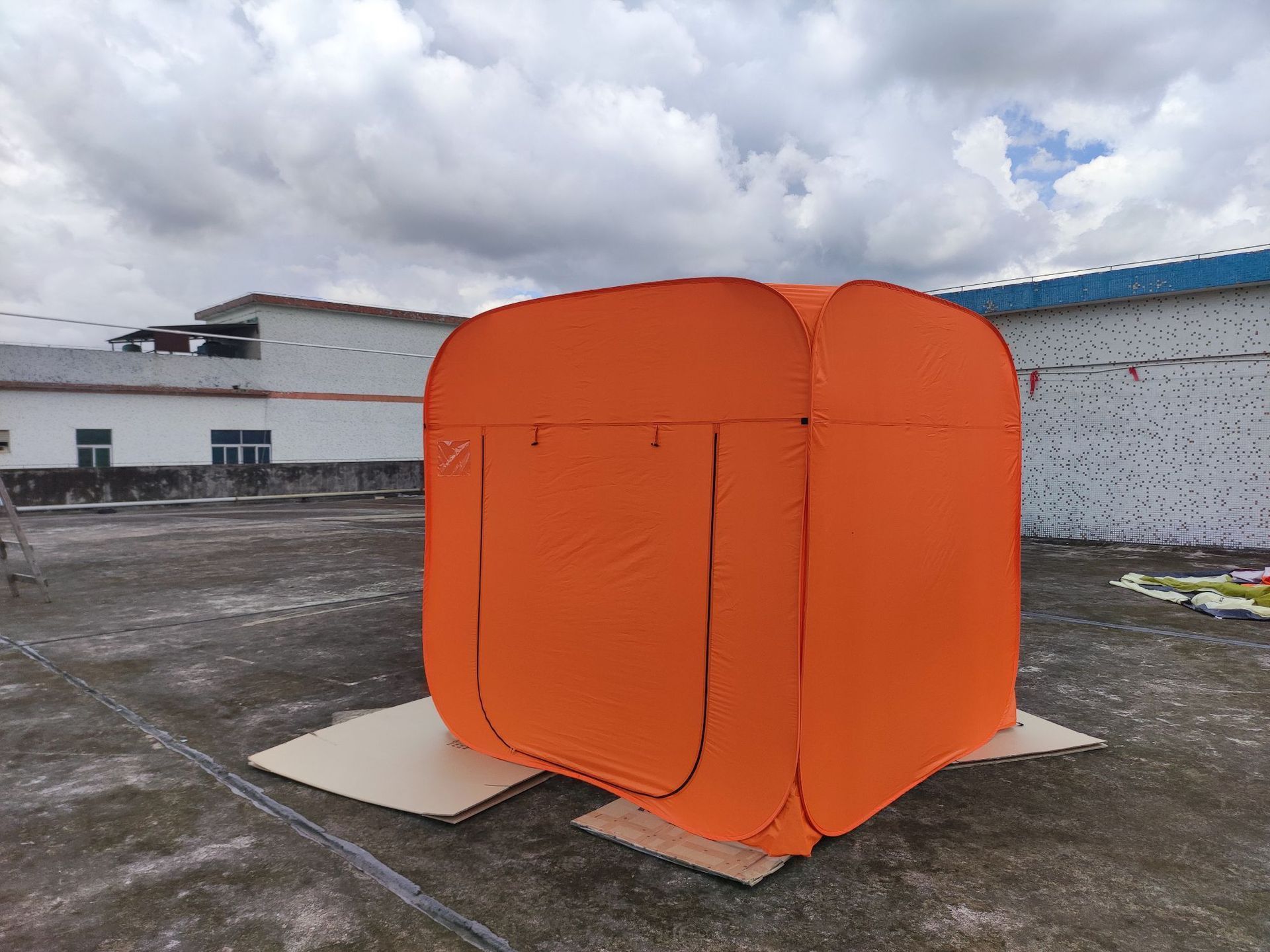 Indoor Pop up Cube Foldable Emergency solation Shelter Refugee Disaster Relief  Modular Tent  for Earthquake Tsunami