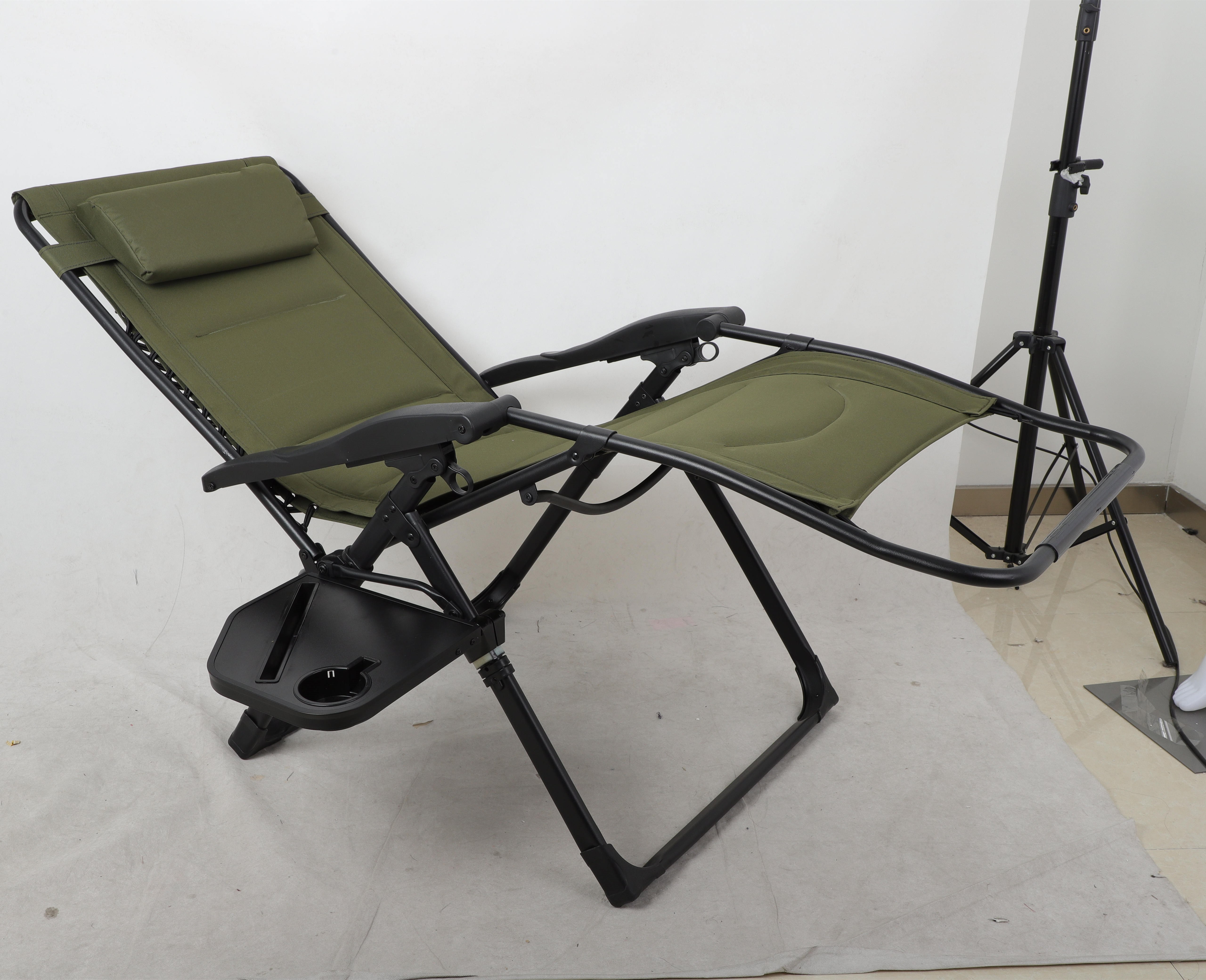 padded Zero Gravity Lounge Chair Portable Folding Reclining Chair with Carry Bag and Adjustable Cushion Recliner Camping Chair