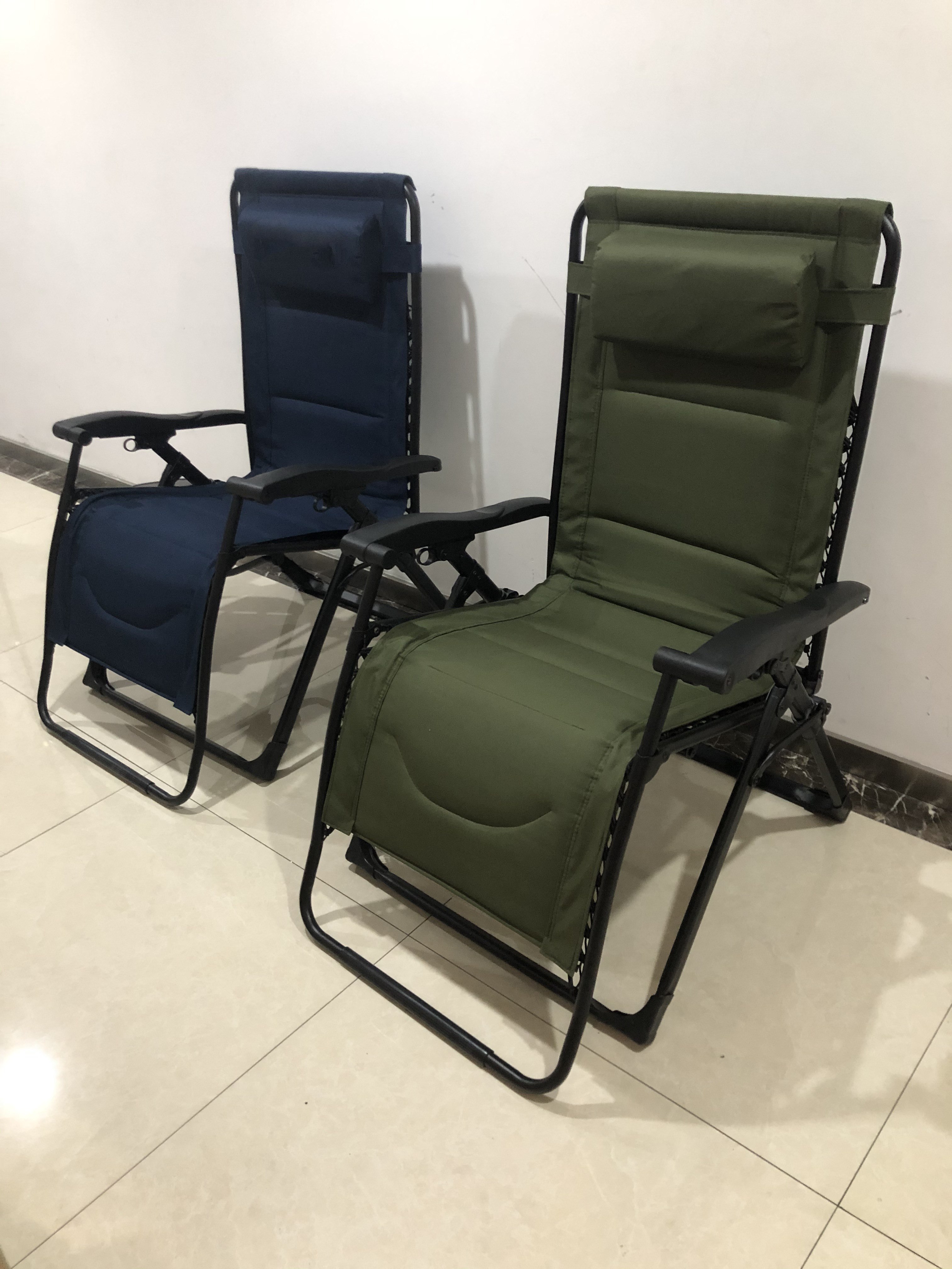 padded Zero Gravity Lounge Chair Portable Folding Reclining Chair with Carry Bag and Adjustable Cushion Recliner Camping Chair