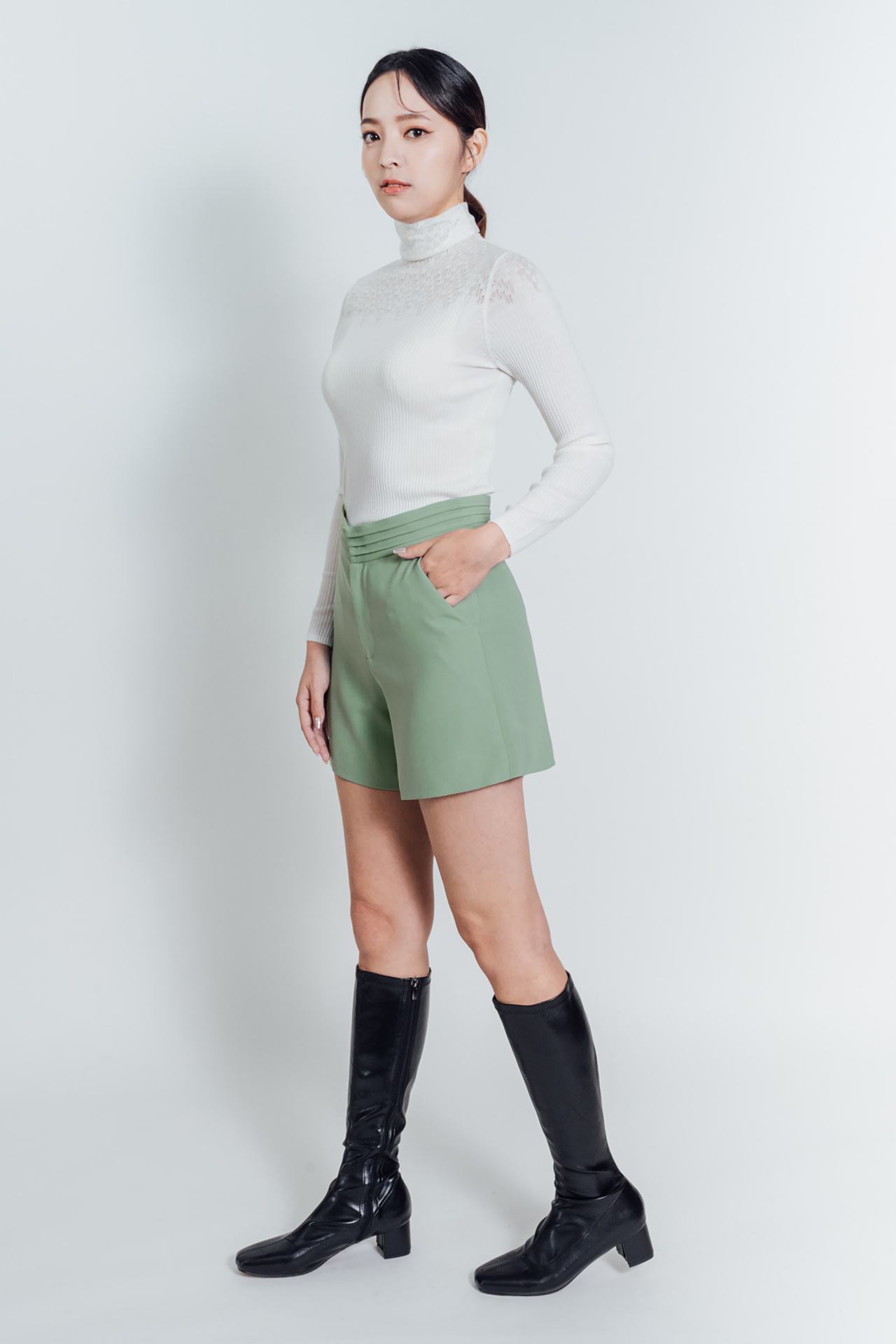 Women's Suit shorts with Structured Tailoring for a Slimming Effect