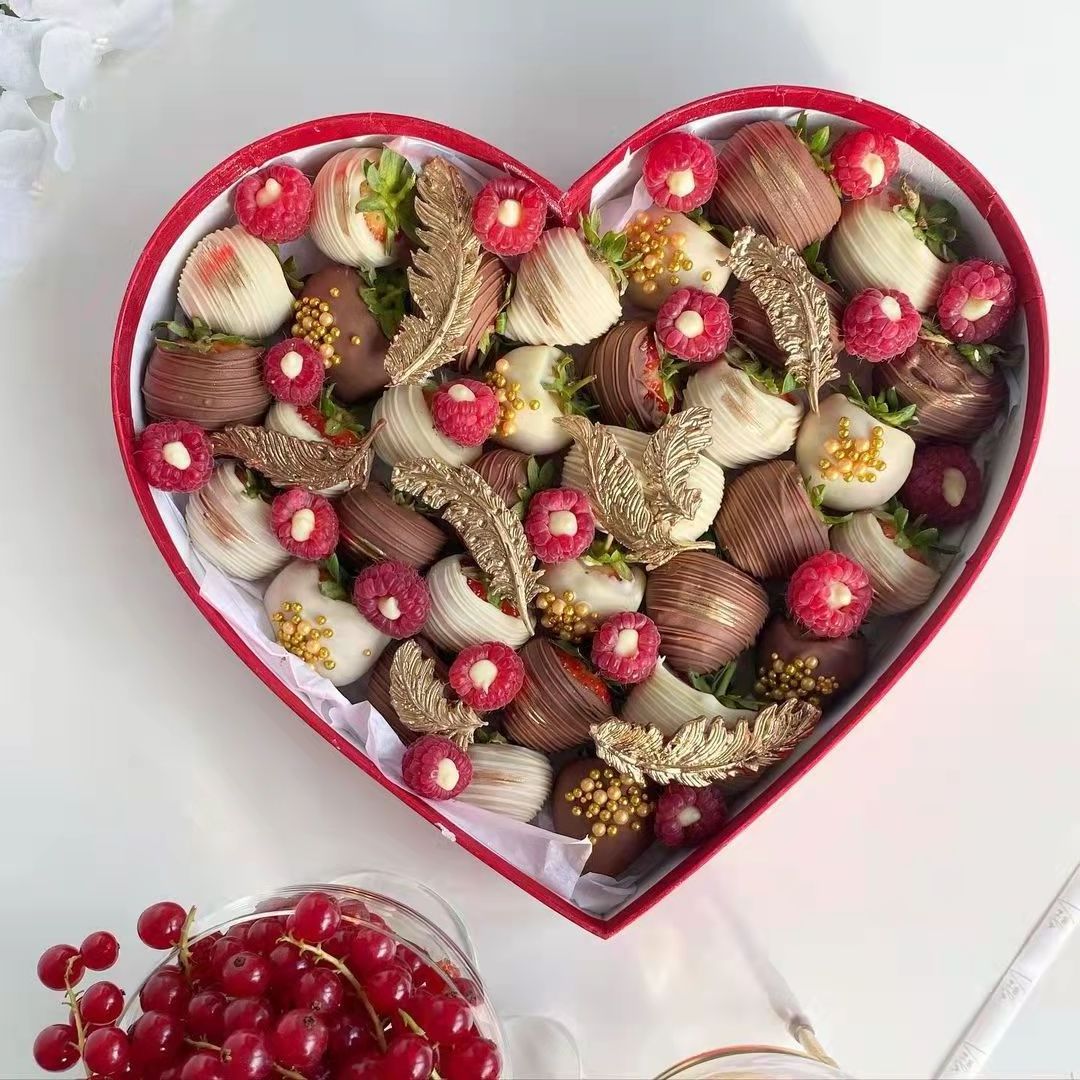 Printed Cardboard Sweet Treat Chocolate Strawberry Heart Shaped Gift Box With Clear Window