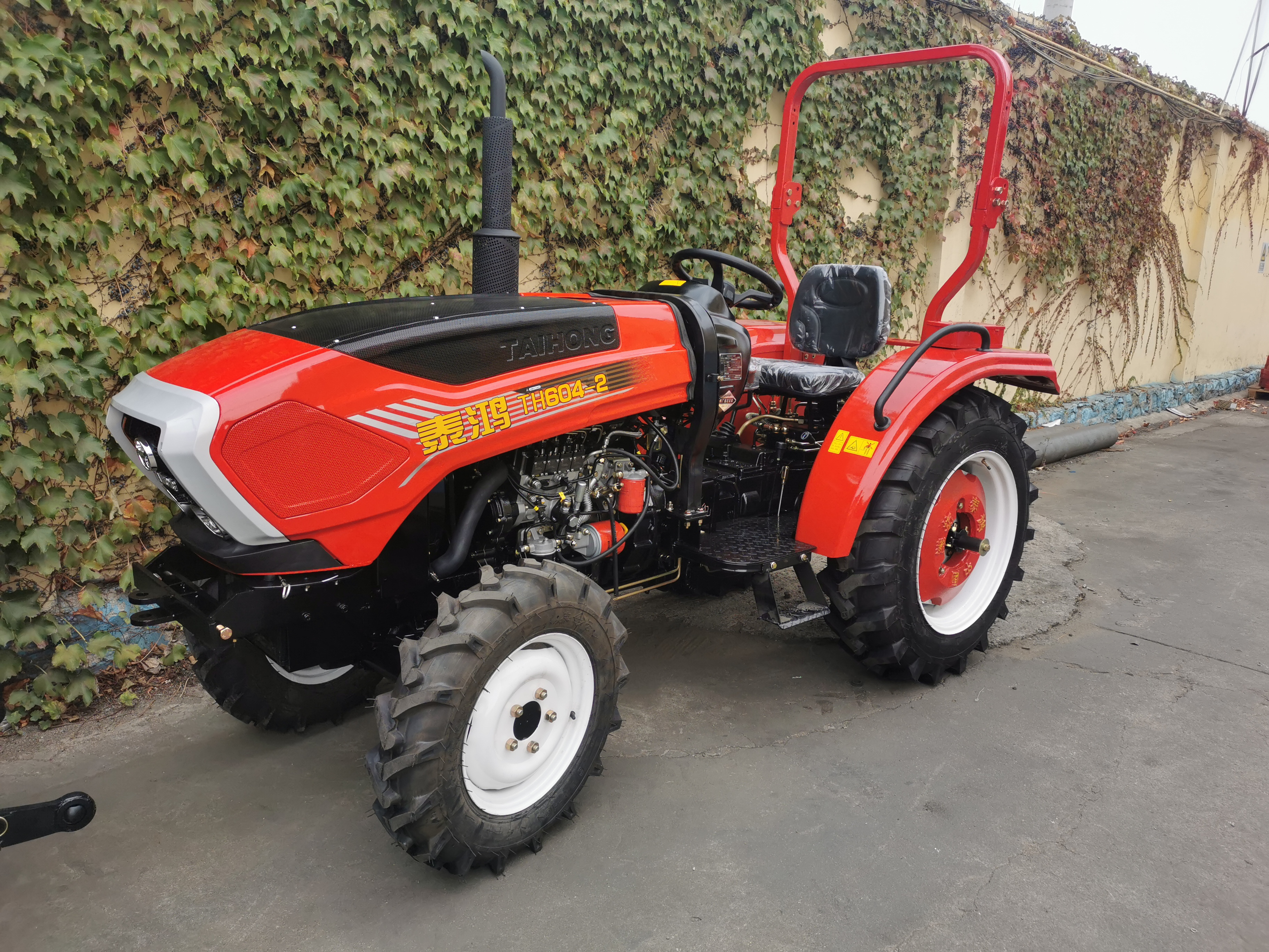 China Strong Design 60HP 4WD Mini Compact Farm Tractor with Loader Backhoe