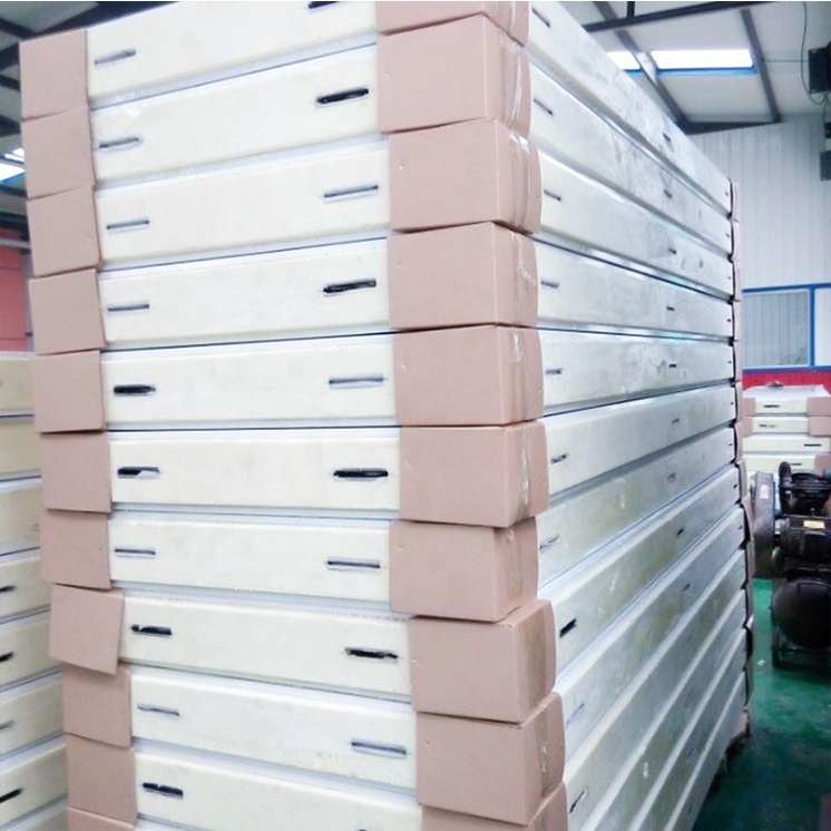 Polyurethane sandwich panel with cam lock