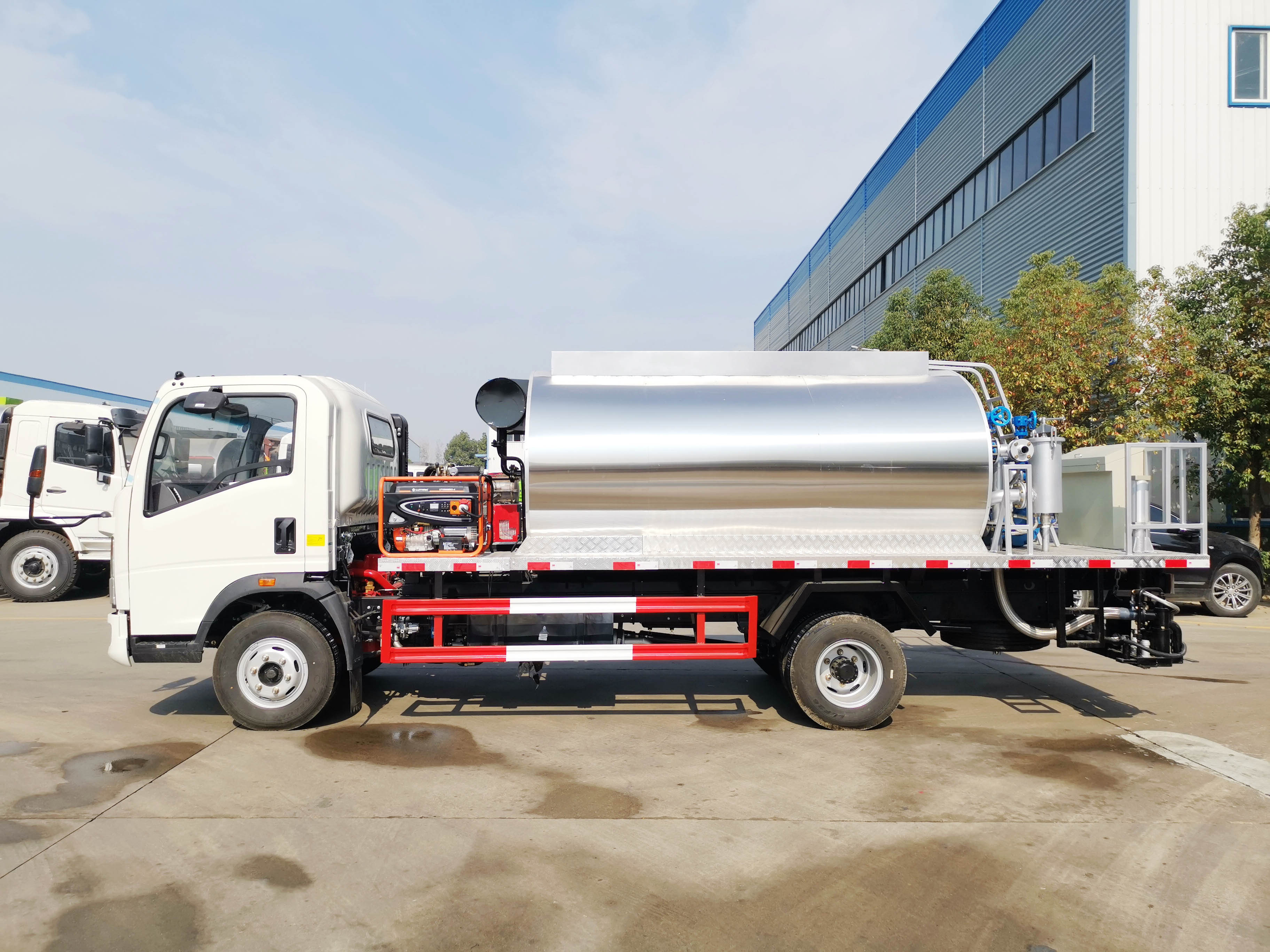 Bitumen Distributor Truck Small 3m3 Asphalt Distributor Truck for Sale