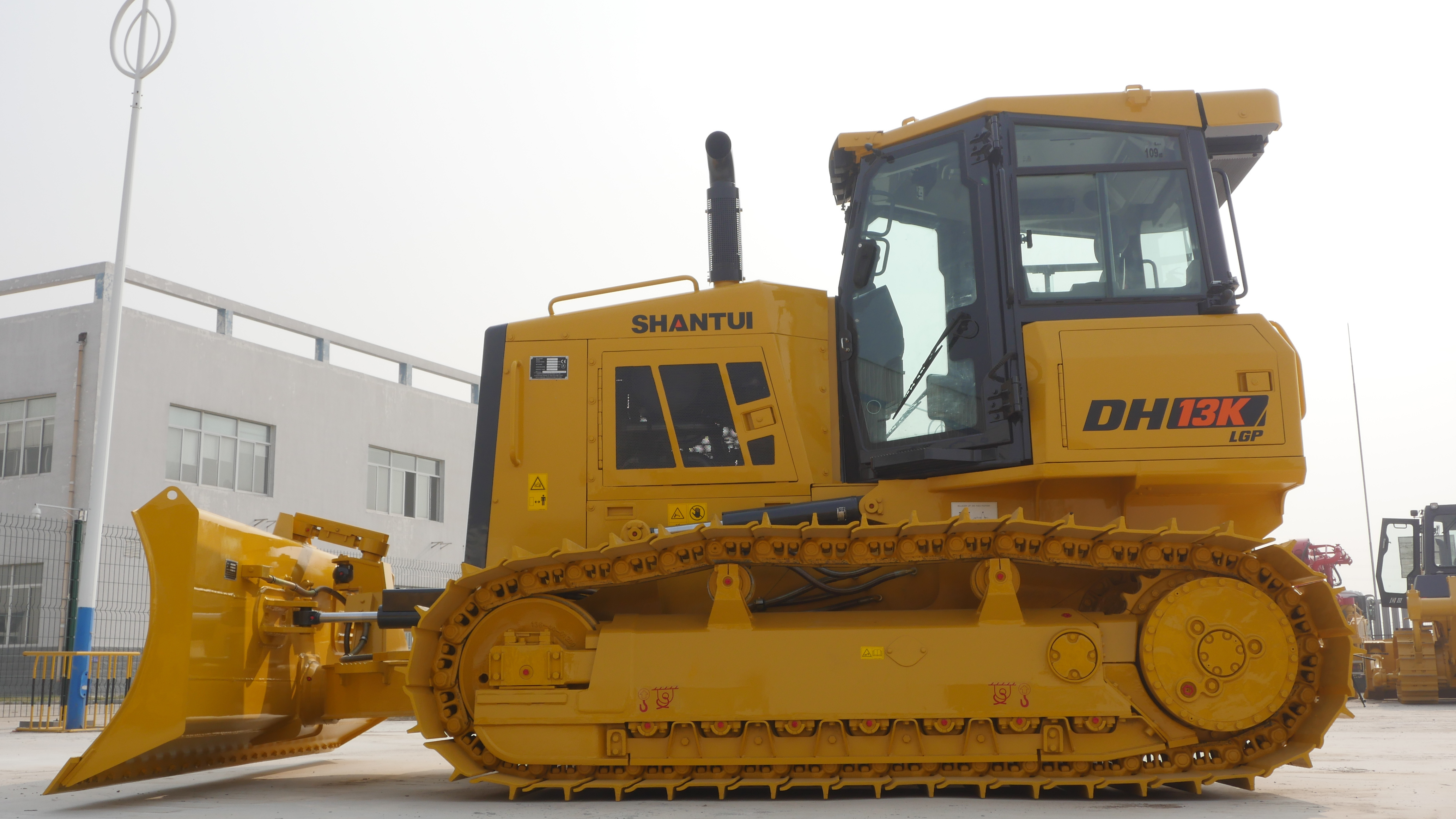 Chinese Shantui 150hp mini dozer machine DH13K bulldozer for sale