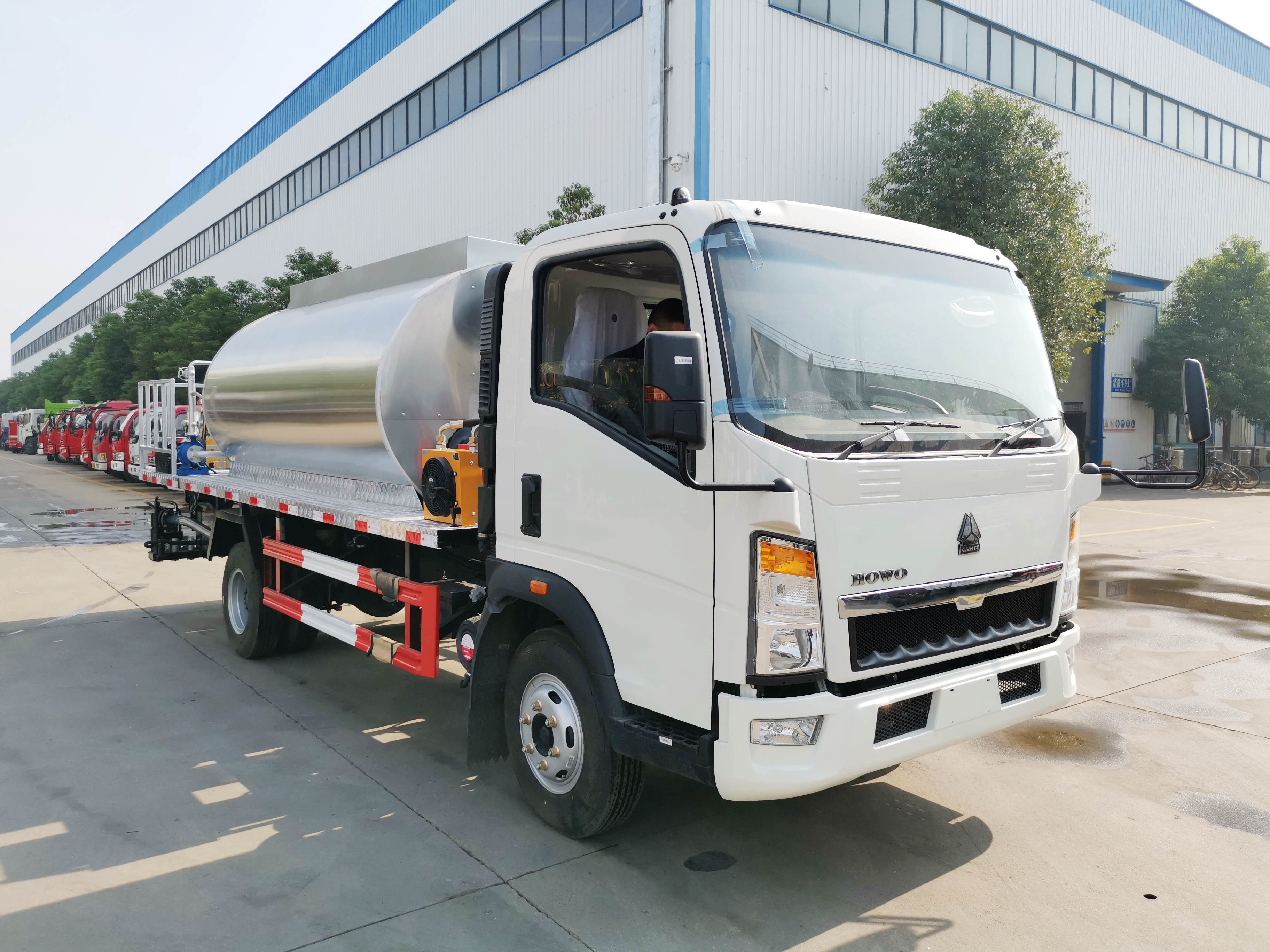 Bitumen Distributor Truck Small 3m3 Asphalt Distributor Truck for Sale