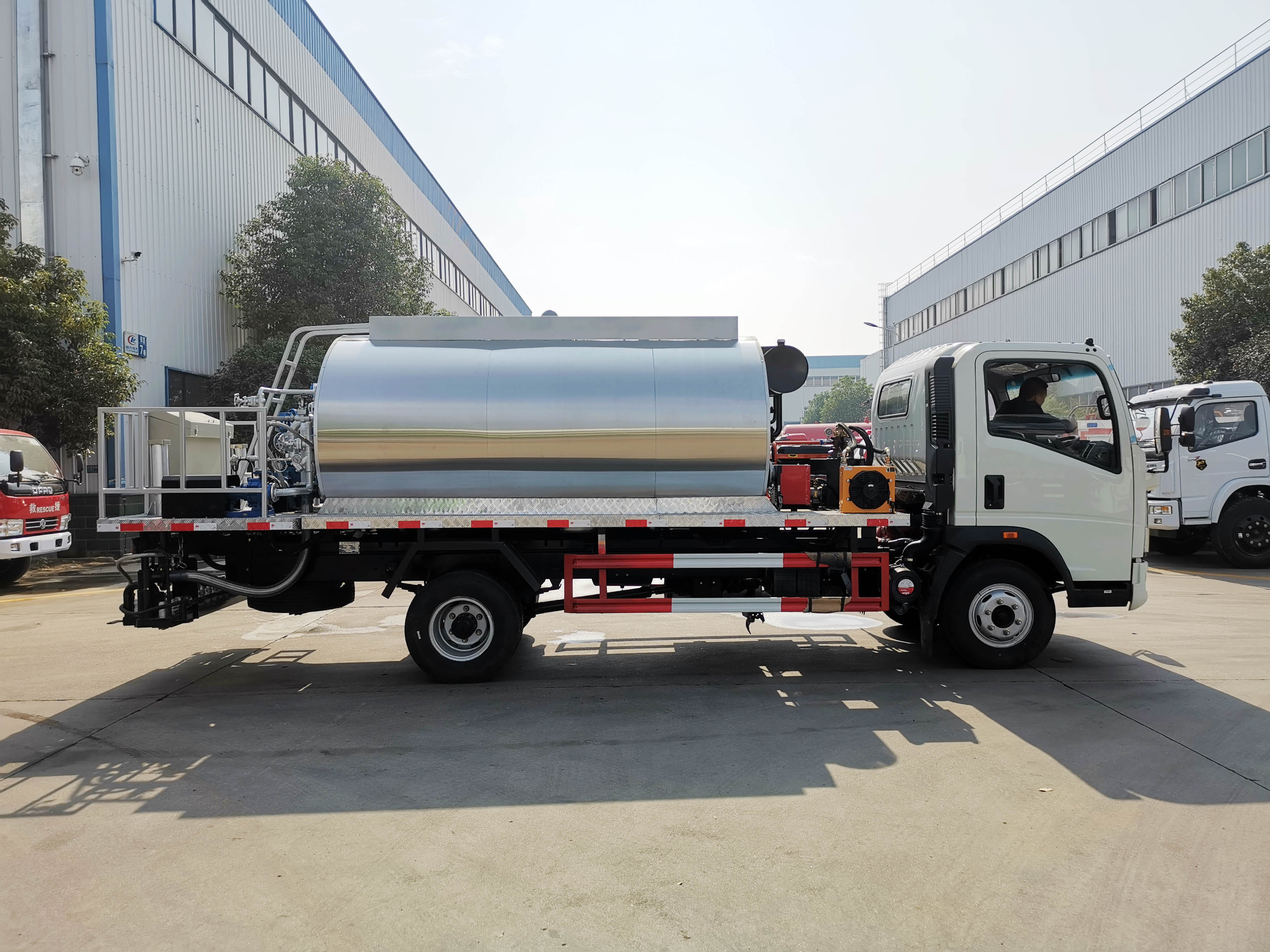 Bitumen Distributor Truck Small 3m3 Asphalt Distributor Truck for Sale