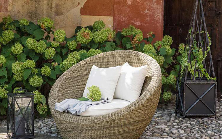 Outdoor Furniture  Modern Rattan Lounge Chair Waterproof Fabric Cushion