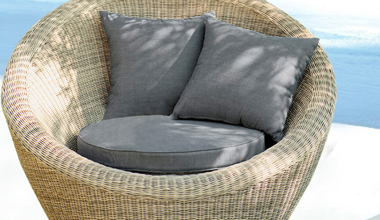 Outdoor Furniture  Modern Rattan Lounge Chair Waterproof Fabric Cushion