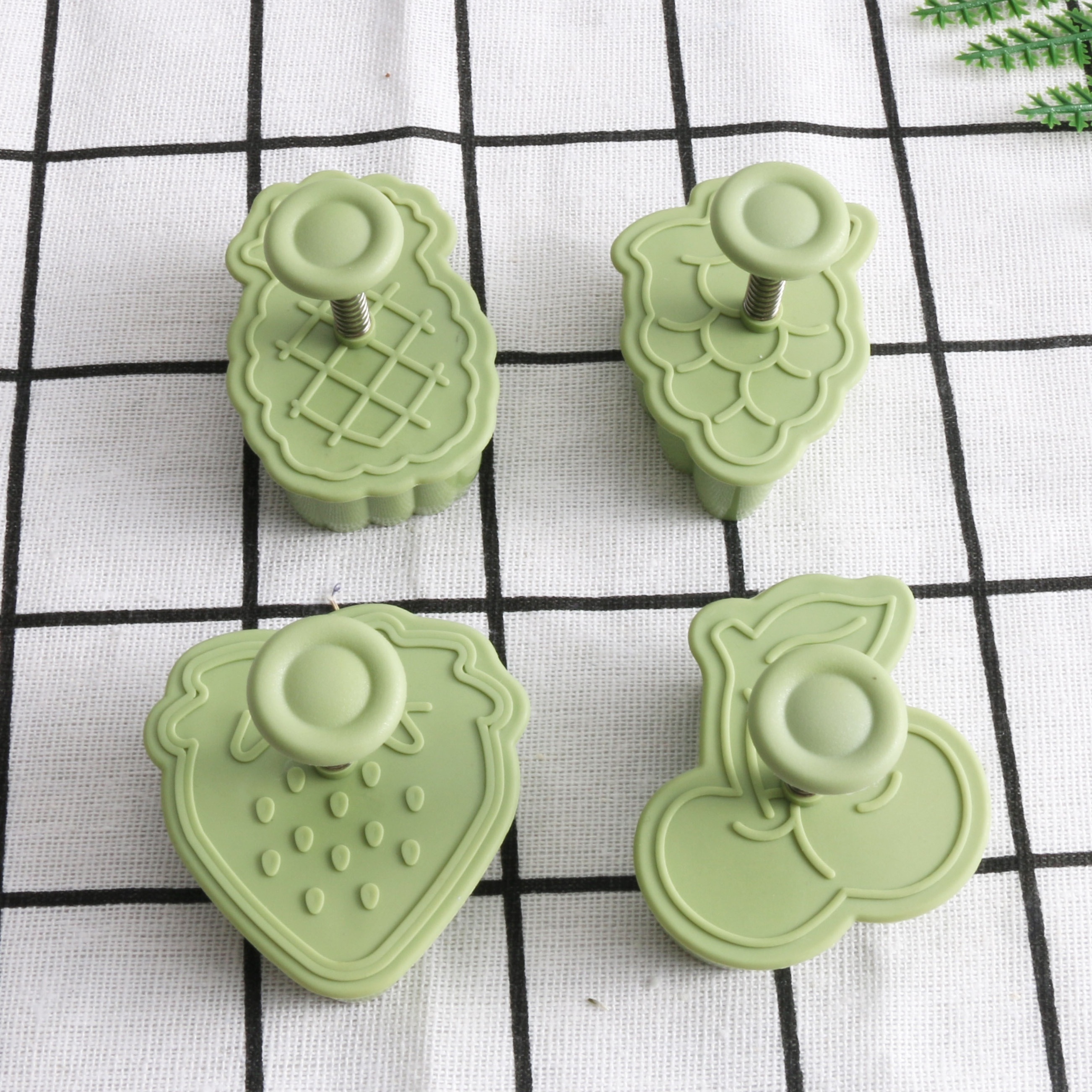 Food grade diy 4 pcs plastic plunger mold strawberry cherry grape pineapple shape fruit cookie cutter