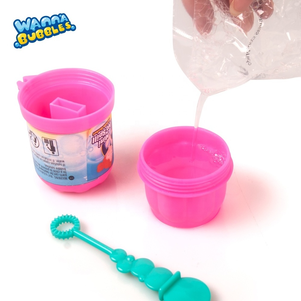 Hand operated mini bucket blowing bubble toy