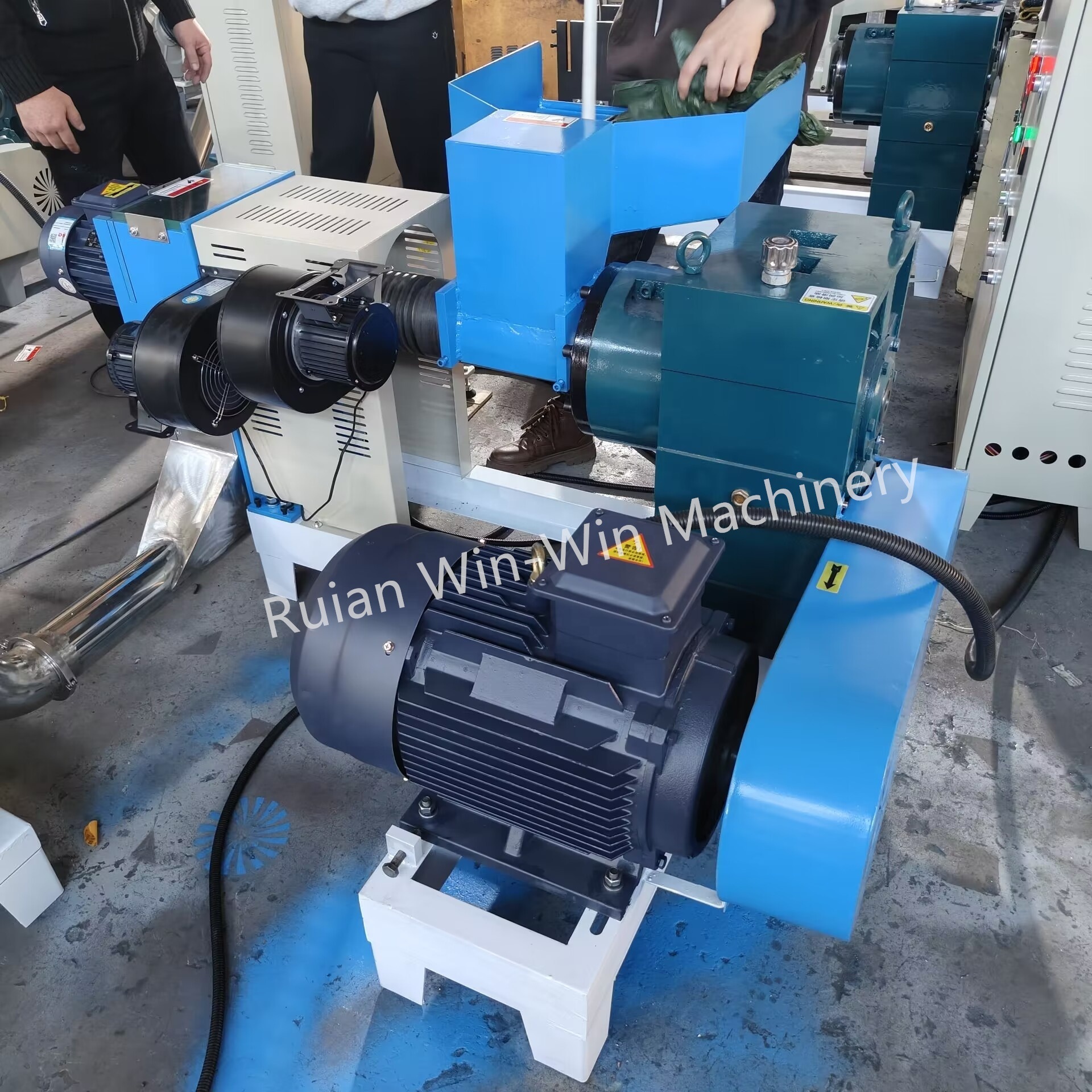 New Mini Type Small HDPE/PVC/PE Plastic Pelletizing Equipment Air-Cooled Recycling Pelletizer Machine with Single Screw Design